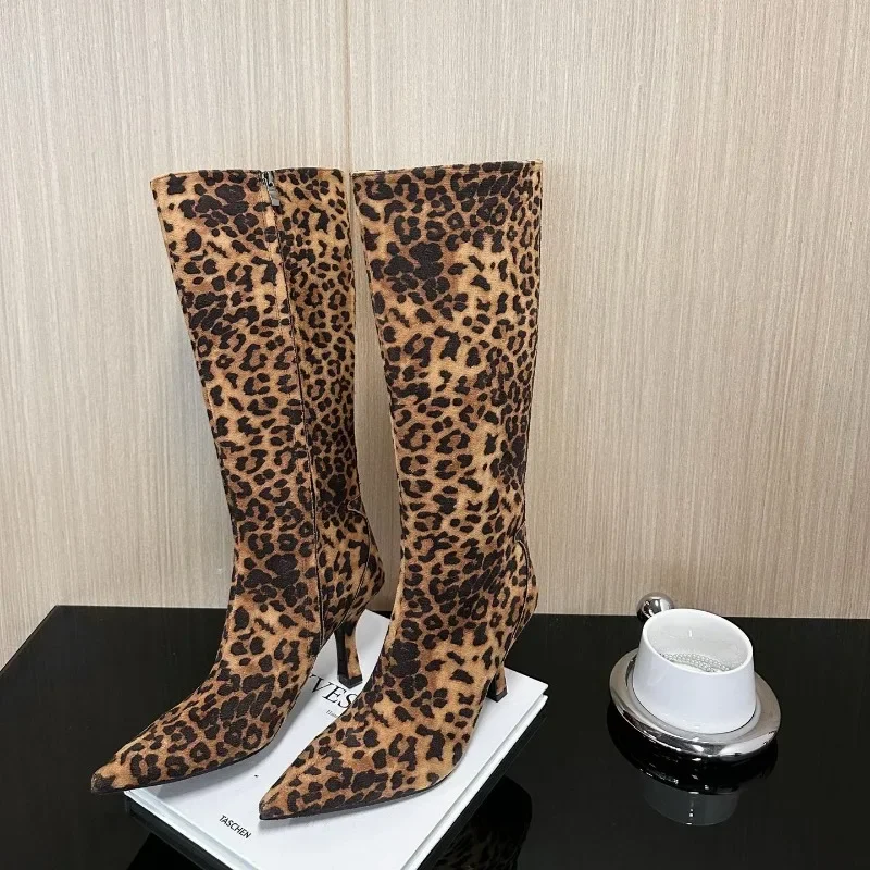 Ретро боковая молния на тонком каблуке Knight Botas Сексуальные замшевые сапоги до колена с острым носком и леопардовым принтом для женской современной обуви Размер 43
Ретро боковая молния на тонком каблуке Knight Botas Сексуальные замшевые сапоги до колена с острым носком и леопардовым принтом для женской современной обуви Размер 43