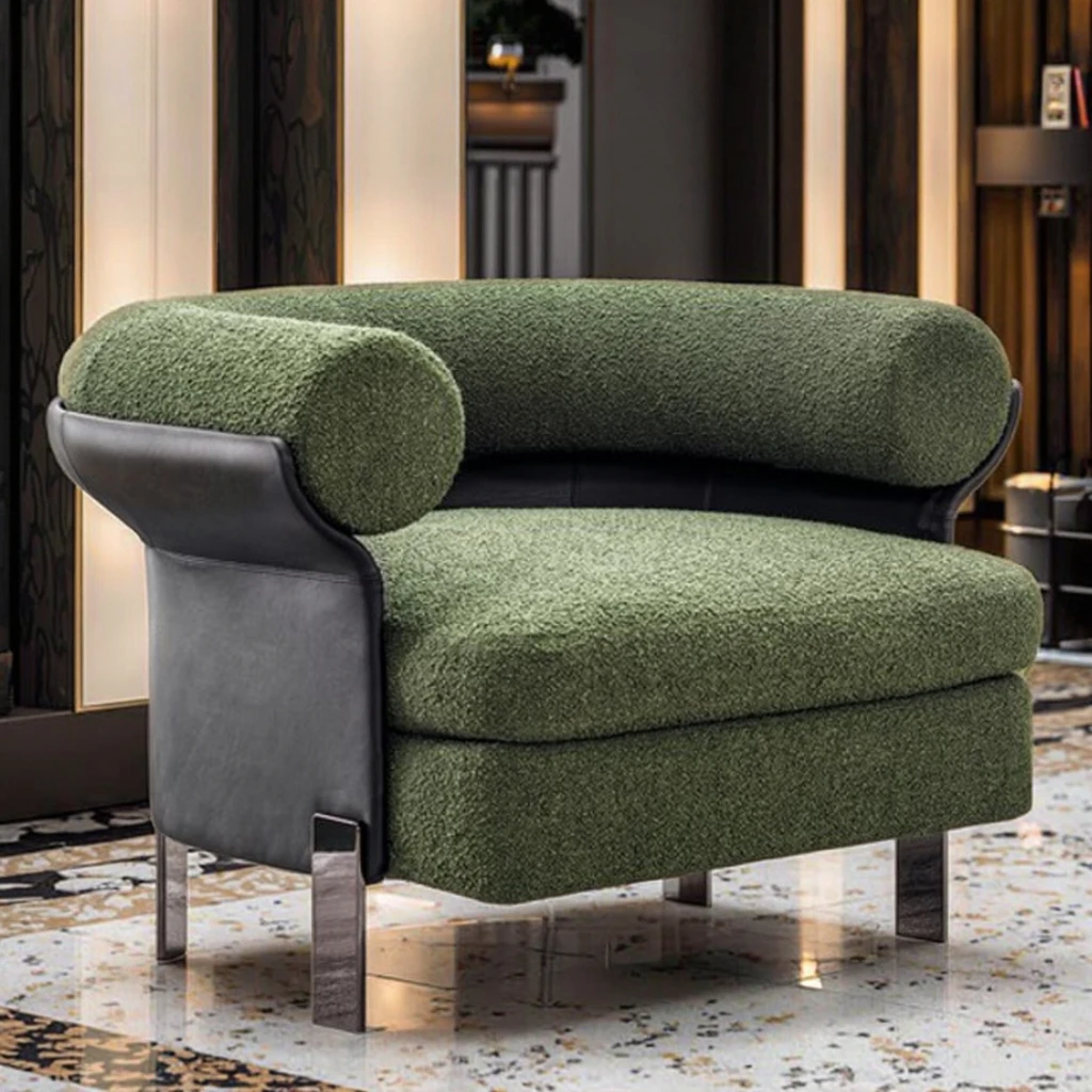 Итальянский дизайнерский одноместный диван-кресло для гостиной, велюровая ткань, секционный трехместный диван, диван для гостиничного лобби.
Итальянский дизайнерский одноместный диван-кресло для гостиной, велюровая ткань, секционный трехместный диван, диван для гостиничного лобби.