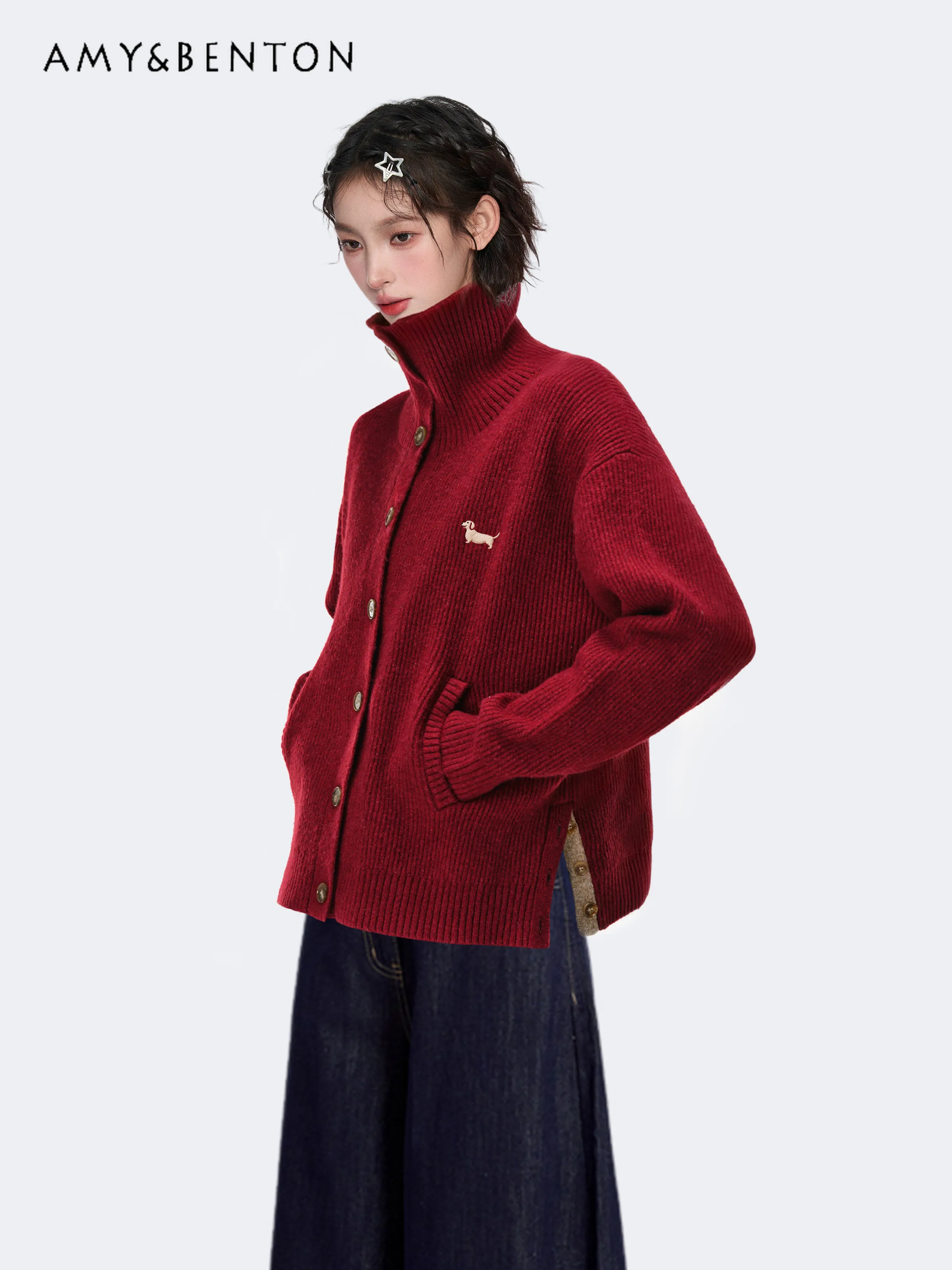 Женский вязаный кардиган свободного кроя с воротником-стойкой, красный, с вышивкой в виде мультяшного щенка, для осенне-зимнего повседневного стиля
Женский вязаный кардиган свободного кроя с воротником-стойкой, красный, с вышивкой в виде мультяшного щенка, для осенне-зимнего повседневного стиля