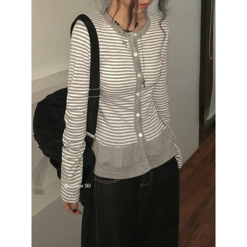 O-neck Single-breasted Ruffled Slim Long-sleeved Cardigan Women 2025 Winter New High Street Contrast Color Striped Knit Tops
O-neck Single-breasted Ruffled Slim Long-sleeved Cardigan Women 2025 Winter New High Street Contrast Color Striped Knit Tops