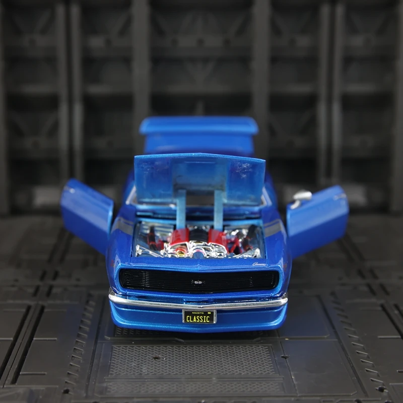 Модель автомобиля Maisto 1:24, имитирующая Chevrolet Camaro Z/28, из сплава, с открывающимися дверями, передним капотом и крышкой багажника.
Модель автомобиля Maisto 1:24, имитирующая Chevrolet Camaro Z/28, из сплава, с открывающимися дверями, передним капотом и крышкой багажника.