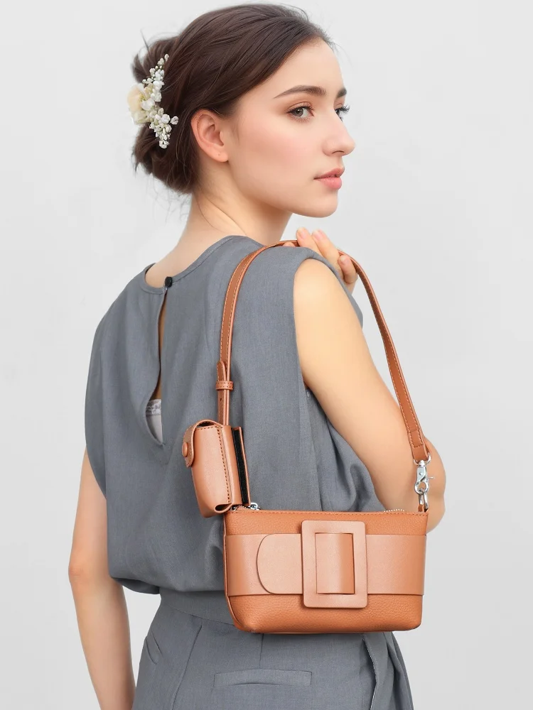 Кожаная сумка через плечо с высокой текстурой и пряжкой в стиле деко для женщин, модная легкая роскошная сумка через плечо из натуральной кожи, полиэстеровая подкладка 
Кожаная сумка через плечо с высокой текстурой и пряжкой в стиле деко для женщин, модная легкая роскошная сумка через плечо из натуральной кожи, полиэстеровая подкладка