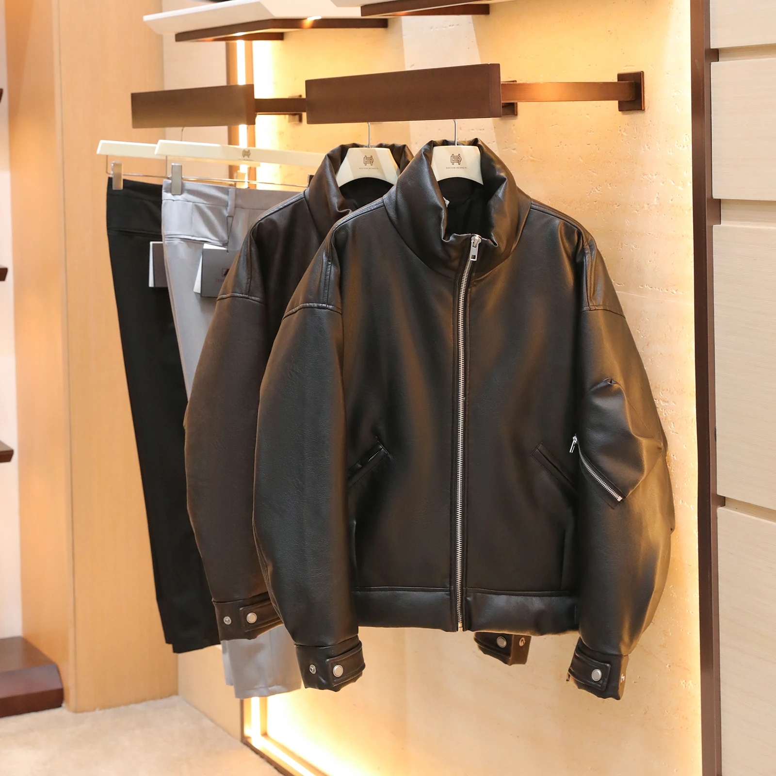 Men's Winter Thiened Warm Leather Jaet Retro Oil Wax PU Motorcycle Sle Stand Collar down Coat Outdoor Casual Faion
Men's Winter Thiened Warm Leather Jaet Retro Oil Wax PU Motorcycle Sle Stand Collar down Coat Outdoor Casual Faion