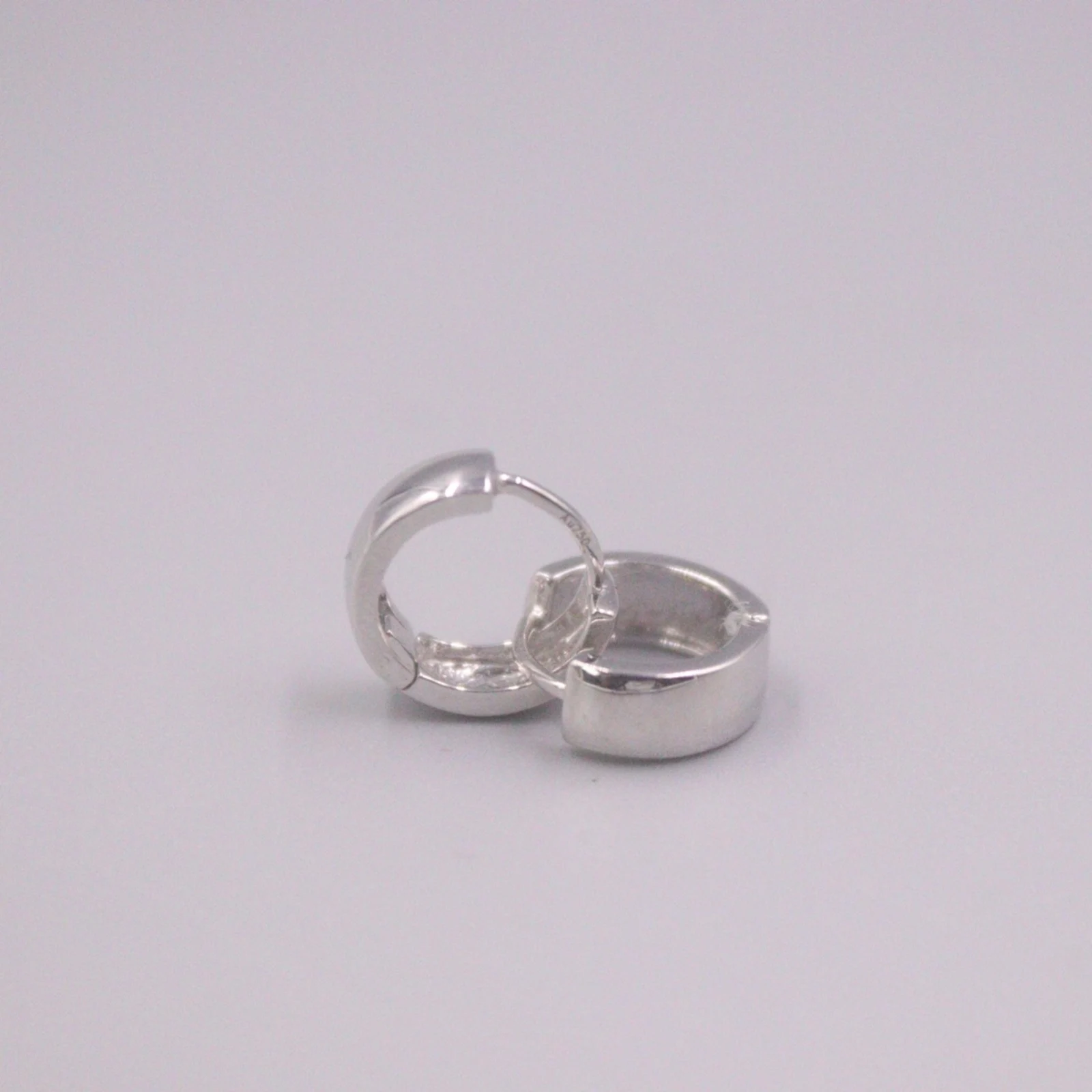 Real Pure 18K White Gold Hoop Women Lucky Gift Simple Smooth Glossy Earrings 1.8-2g
Real Pure 18K White Gold Hoop Women Lucky Gift Simple Smooth Glossy Earrings 1.8-2g