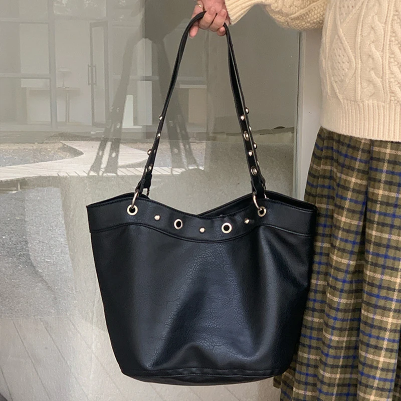 Сумка через плечо в стиле панк с заклепками, ретро-сумка для стильных девушек, мотоциклетная сумка-тоут, модная простая металлическая сумка, повседневная и универсальная сумка-ведро.
Сумка через плечо в стиле панк с заклепками, ретро-сумка для стильных девушек, мотоциклетная сумка-тоут, модная простая металлическая сумка, повседневная и универсальная сумка-ведро.