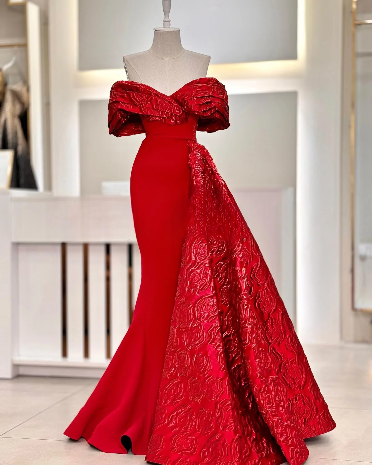 Customized Temperament Jersey Mermaid Off the Shoulder Flowers Sequined Evening Dress Fashion Short Sleeves Celebrity Gowns
Customized Temperament Jersey Mermaid Off the Shoulder Flowers Sequined Evening Dress Fashion Short Sleeves Celebrity Gowns
