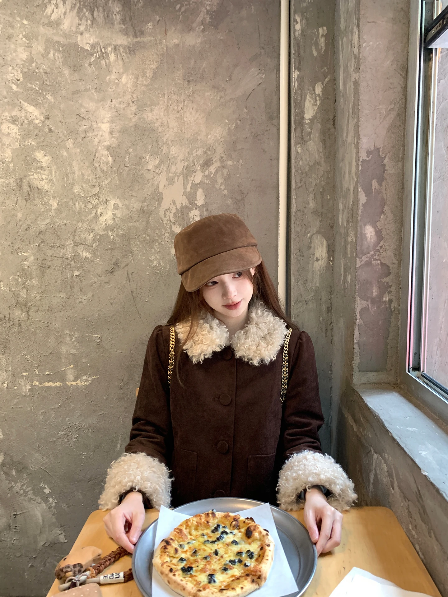 Chic Versatile Suede Quilted Jaet with Fur Collar Thi Warm Winter Coat for ort Women Faionable Retro Small Roll Hair
Chic Versatile Suede Quilted Jaet with Fur Collar Thi Warm Winter Coat for ort Women Faionable Retro Small Roll Hair