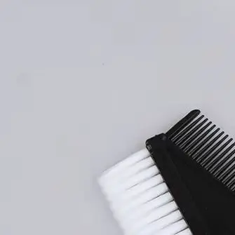 Маленькая расческа для волос, инструмент для краски для волос, расческа для краски для волос с заточкой белого цвета.
Маленькая расческа для волос, инструмент для краски для волос, расческа для краски для волос с заточкой белого цвета.