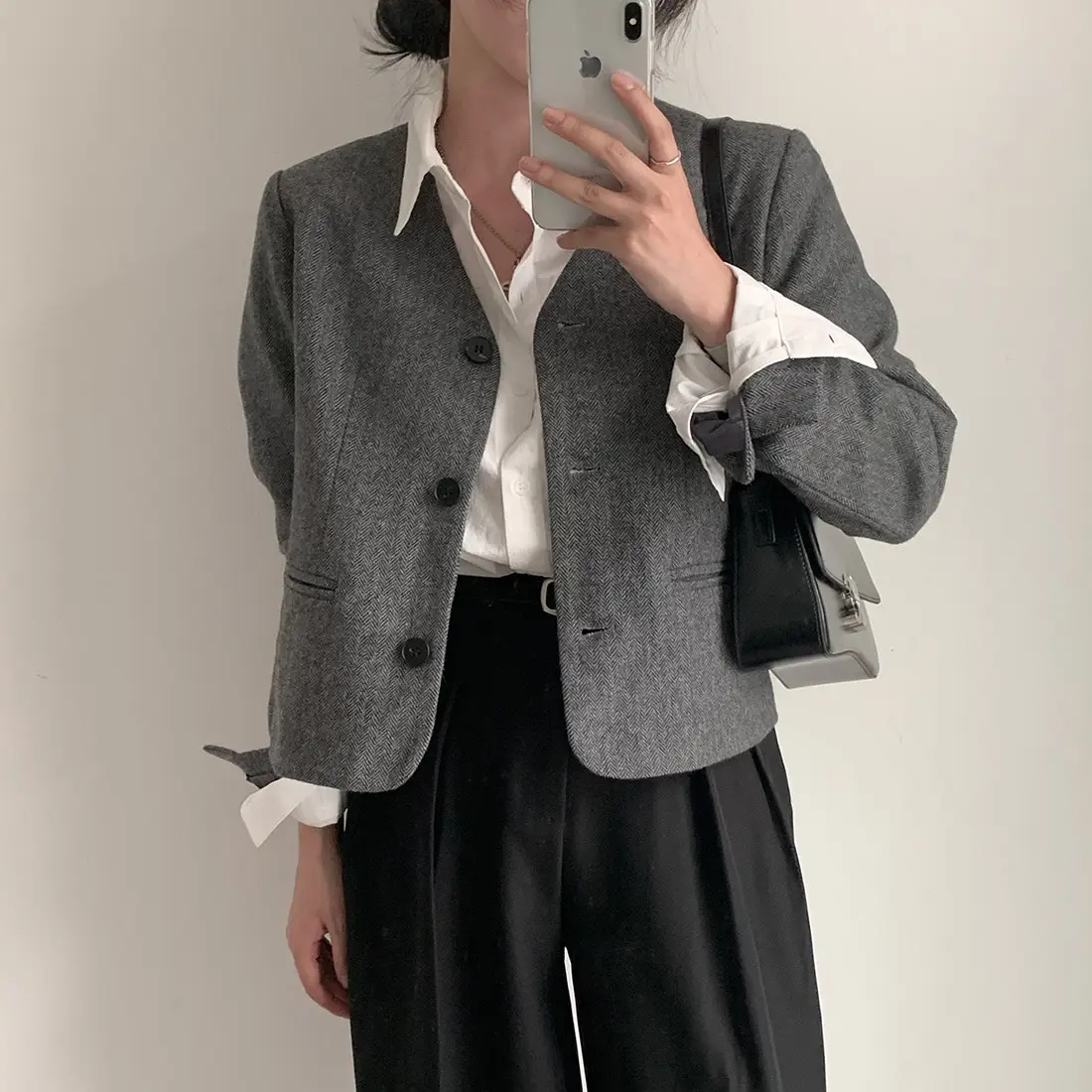Korean style Temperament herringbone fabric collarless versatile short blazer women
Korean style Temperament herringbone fabric collarless versatile short blazer women