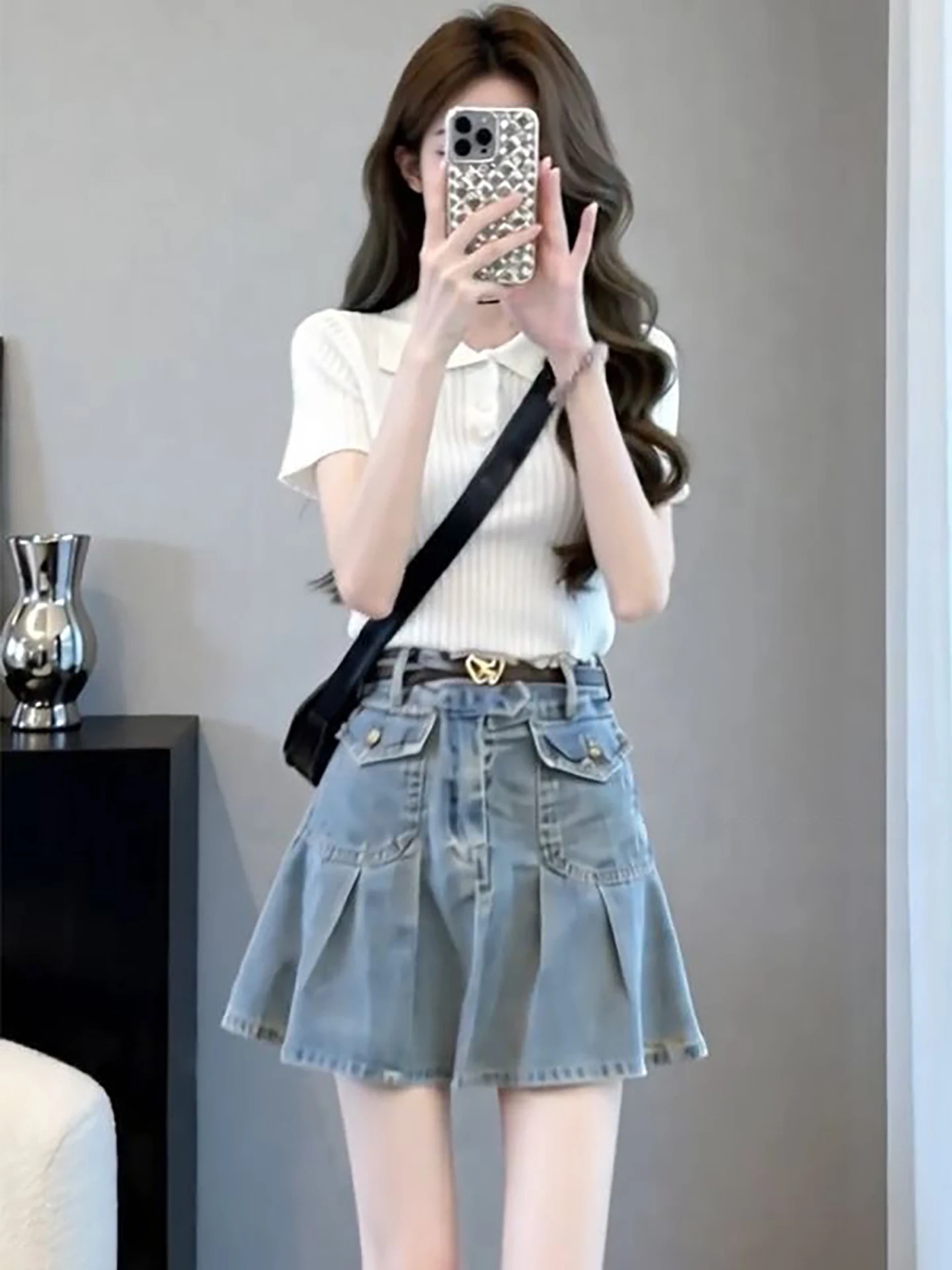 New Simple Pure Girl Fashion White Short T-shirt Top with High Waist Short Denim Skirt Two-piece Set Casual Summer Outfit
New Simple Pure Girl Fashion White Short T-shirt Top with High Waist Short Denim Skirt Two-piece Set Casual Summer Outfit