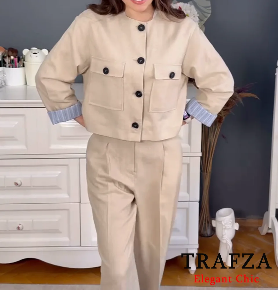 TRAFZA-Женская базовая короткая куртка на пуговицах с круглым воротником и карманами, новинка 2025, весенняя модная классическая повседневная куртка для пригородных поездок на работу
TRAFZA-Женская базовая короткая куртка на пуговицах с круглым воротником и карманами, новинка 2025, весенняя модная классическая повседневная куртка для пригородных поездок на работу