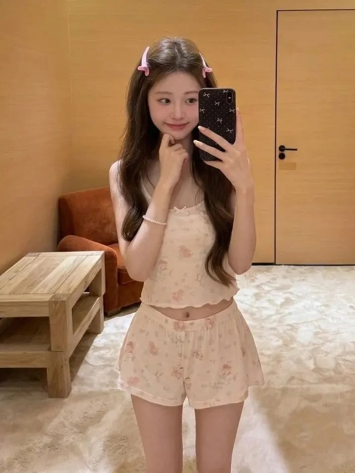 Cute Cartoon Rabbit Bear Strap Shorts Pajamas Girl's Daily Holiday Home Clothes Soft Loose Fit Spring Summer Home Suit
Cute Cartoon Rabbit Bear Strap Shorts Pajamas Girl's Daily Holiday Home Clothes Soft Loose Fit Spring Summer Home Suit