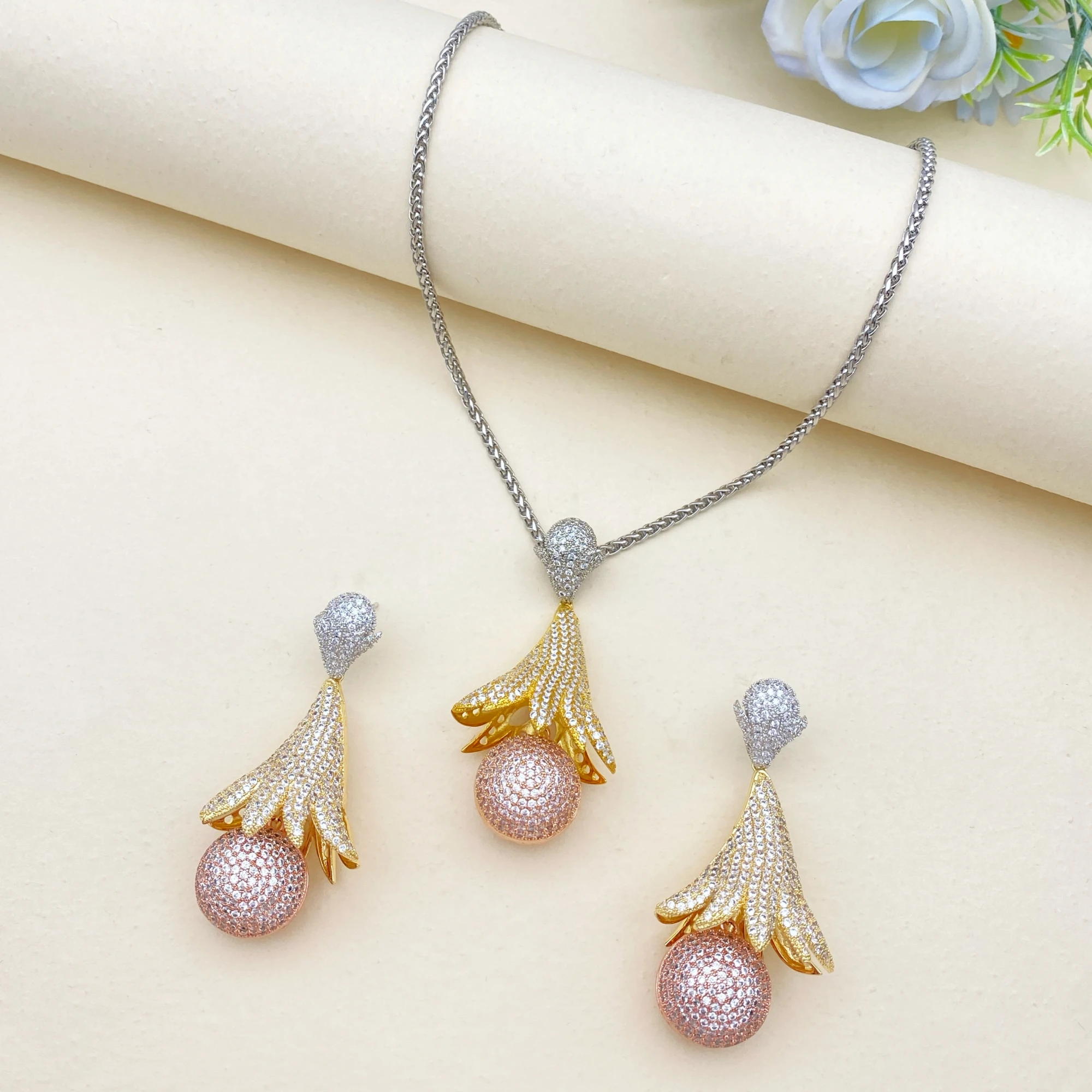 Flora 2-Piece Set Luxury Women's Jewelry Plated Copper Bell Pendants with Micro-Inlaid Zircons for Daily Parties
Flora 2-Piece Set Luxury Women's Jewelry Plated Copper Bell Pendants with Micro-Inlaid Zircons for Daily Parties