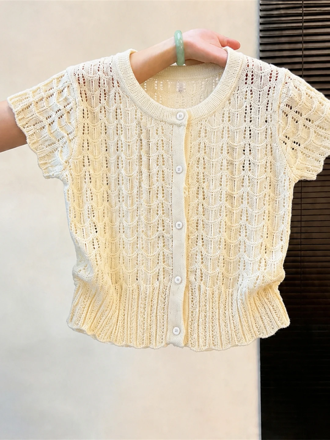 Summer 2026 Women's Korean Style Hollow out Knitwear Short Sleeve Slimming Fashionable Top Age-Defying Design Sensation
Summer 2026 Women's Korean Style Hollow out Knitwear Short Sleeve Slimming Fashionable Top Age-Defying Design Sensation