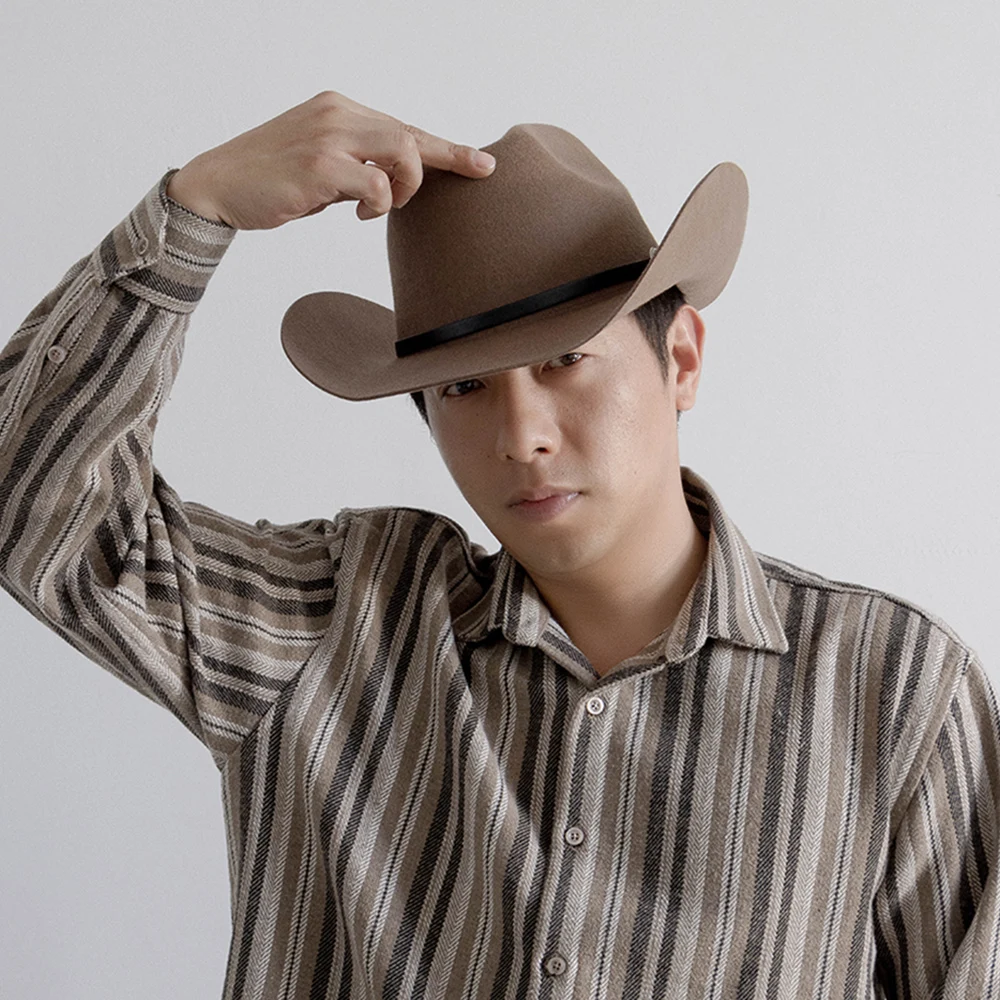 Classic Western Felt Cowboy Hat Wide Brim Belt Buckle Cowgirl Hat for Women Men Traditional Country Gentleman Hats
Classic Western Felt Cowboy Hat Wide Brim Belt Buckle Cowgirl Hat for Women Men Traditional Country Gentleman Hats