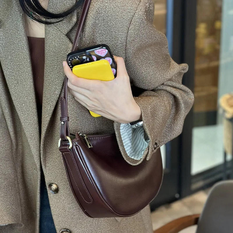 Premium Leather Crossbody Bag for Women with Unique Design, 2025 New Arrival, Lunar Crescent Style, Light Luxury, Handbag
Premium Leather Crossbody Bag for Women with Unique Design, 2025 New Arrival, Lunar Crescent Style, Light Luxury, Handbag