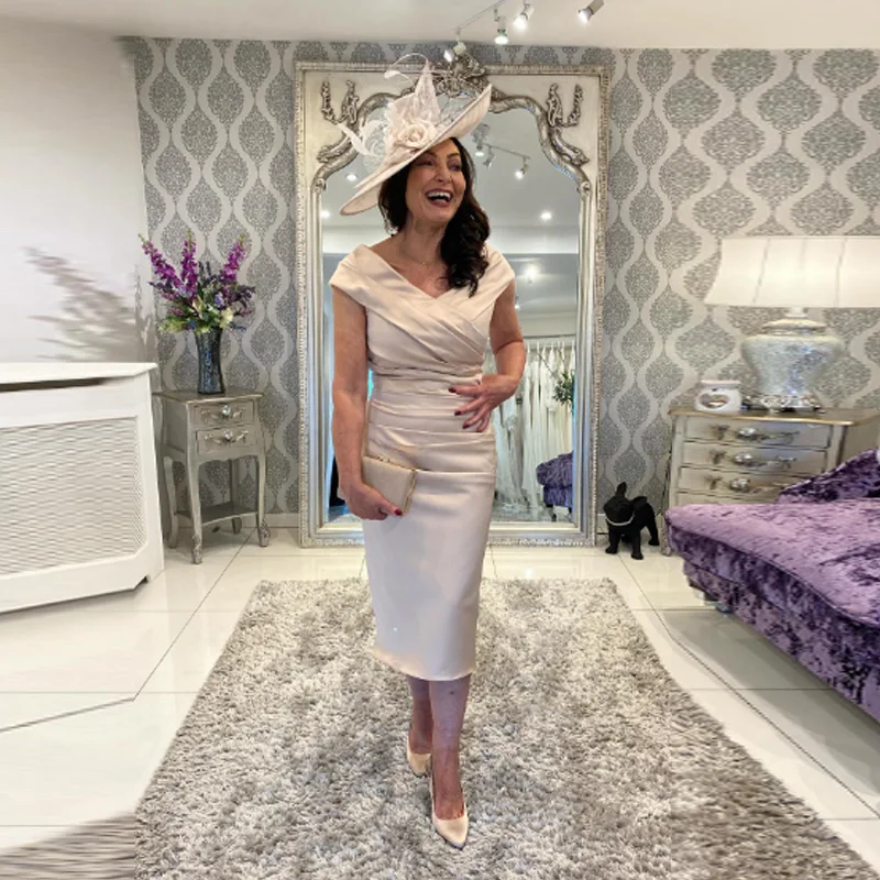 Customized Satin A-Line Mother of the Bride Dresses Cold Shoulder Backless Tea-Length Wedding Gowns
Customized Satin A-Line Mother of the Bride Dresses Cold Shoulder Backless Tea-Length Wedding Gowns