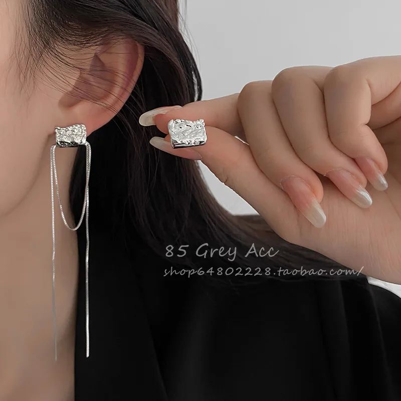 925 Sterling Silver Long Chain Asymmetrical Metal Fashion Female Niche Design High-end Light Luxury Temperament Earrings
925 Sterling Silver Long Chain Asymmetrical Metal Fashion Female Niche Design High-end Light Luxury Temperament Earrings