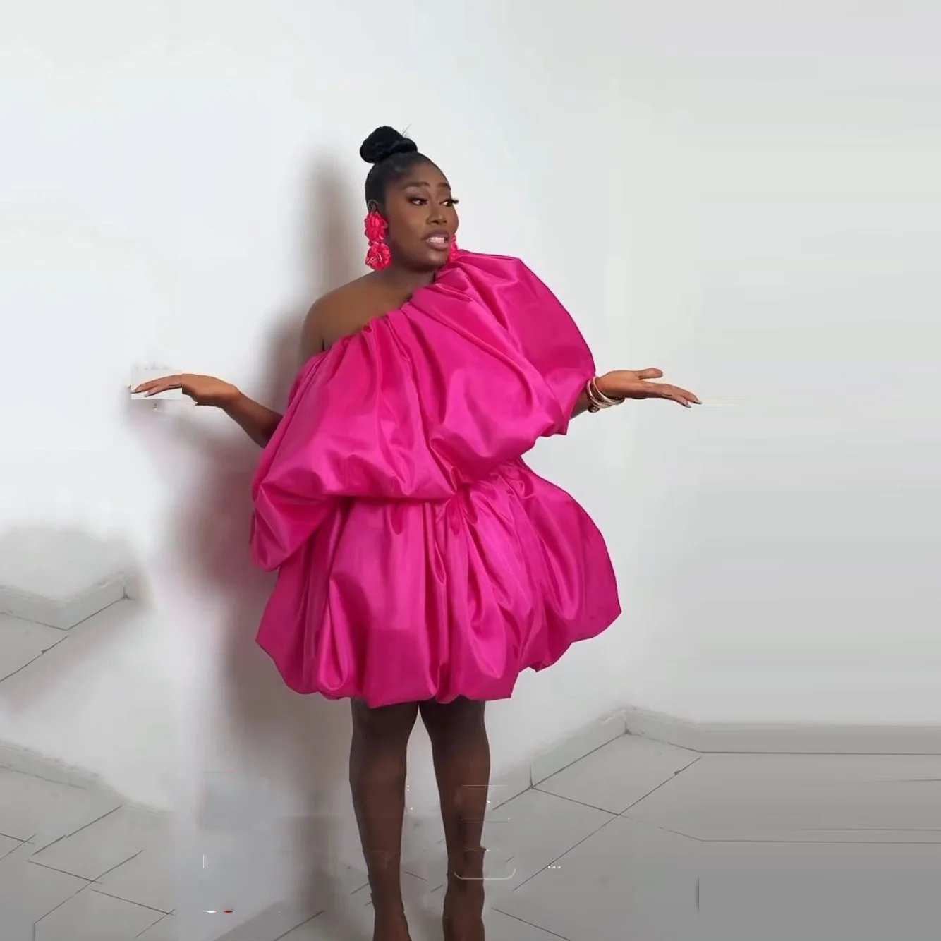 Пышное драпированное короткое платье для выпускного вечера на одно плечо, ярко-розовое вечернее платье длиной до колена с многослойными рукавами для коктейльной вечеринки
Пышное драпированное короткое платье для выпускного вечера на одно плечо, ярко-розовое вечернее платье длиной до колена с многослойными рукавами для коктейльной вечеринки