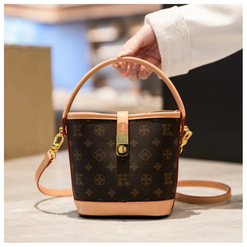 Роскошная женская сумка через плечо из кожи премиум-класса, Париж, элитный винтажный аккуратный просторный повседневный вид
Роскошная женская сумка через плечо из кожи премиум-класса, Париж, элитный винтажный аккуратный просторный повседневный вид 