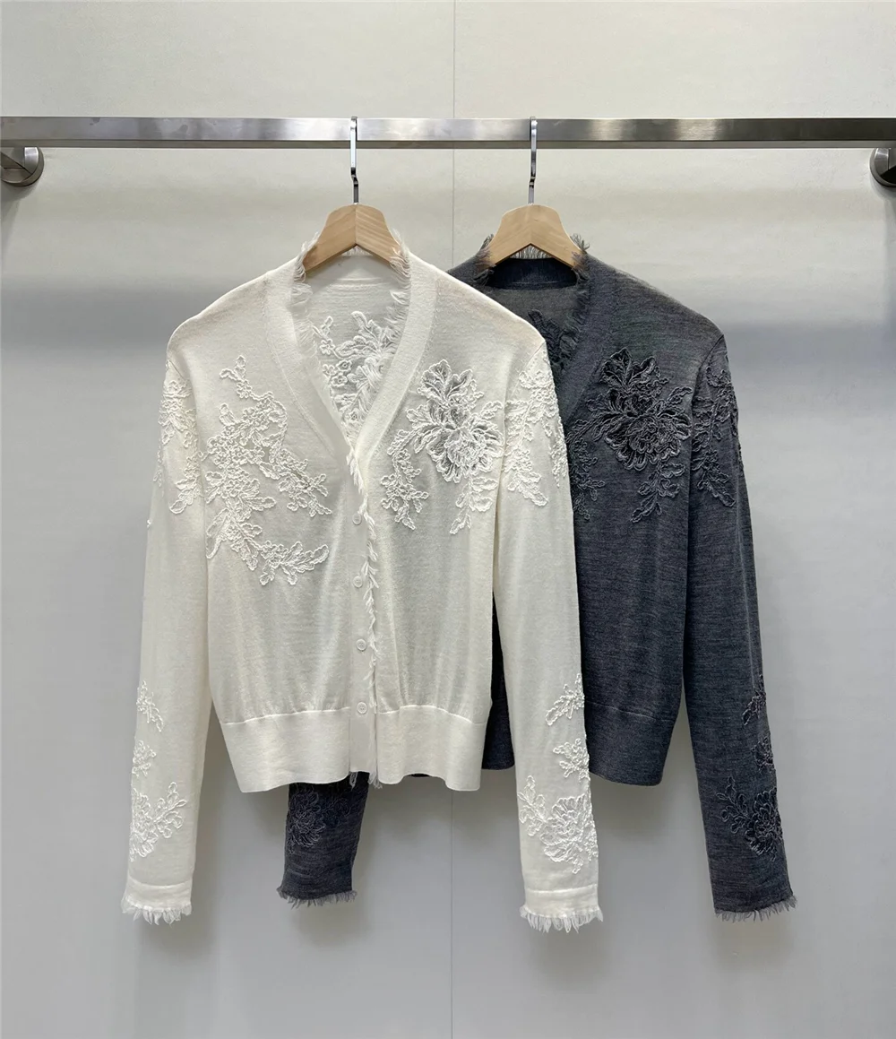 Women's Heavy Three Dimensional Plate Flowers Embroidery V-Neck Wool Knitted Long-Sleeved Cardigan
Women's Heavy Three Dimensional Plate Flowers Embroidery V-Neck Wool Knitted Long-Sleeved Cardigan
