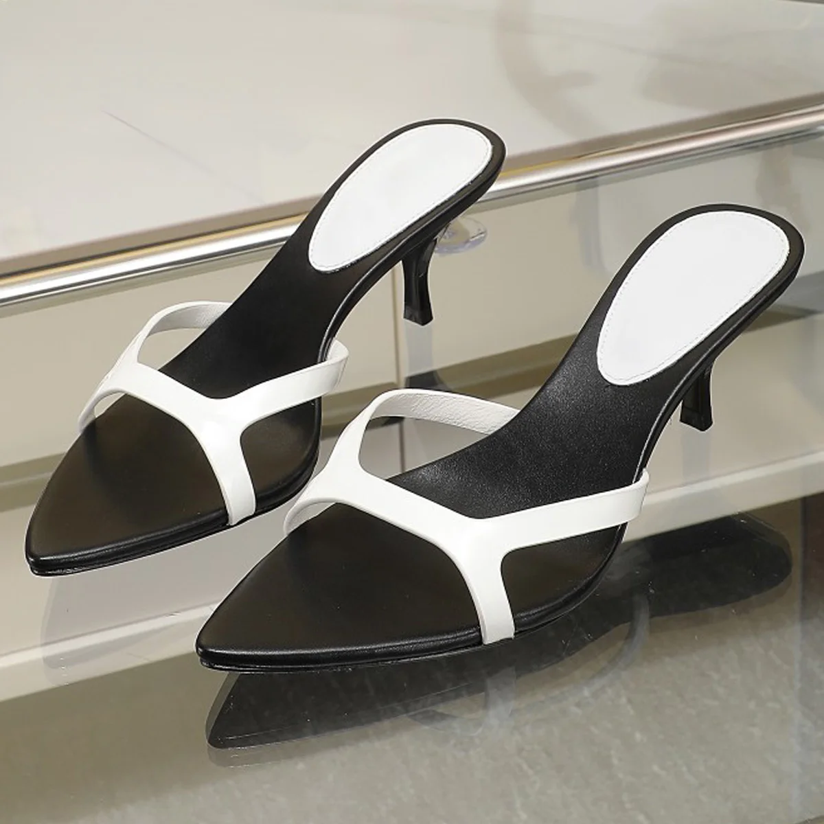 2026 Women's Leather Pointed-Toe Stiletto Mules, Cutout Strap Slip-On Heeled Sandals, Sleek Minimalist Summer Heels YYT25101406
2026 Women's Leather Pointed-Toe Stiletto Mules, Cutout Strap Slip-On Heeled Sandals, Sleek Minimalist Summer Heels YYT25101406