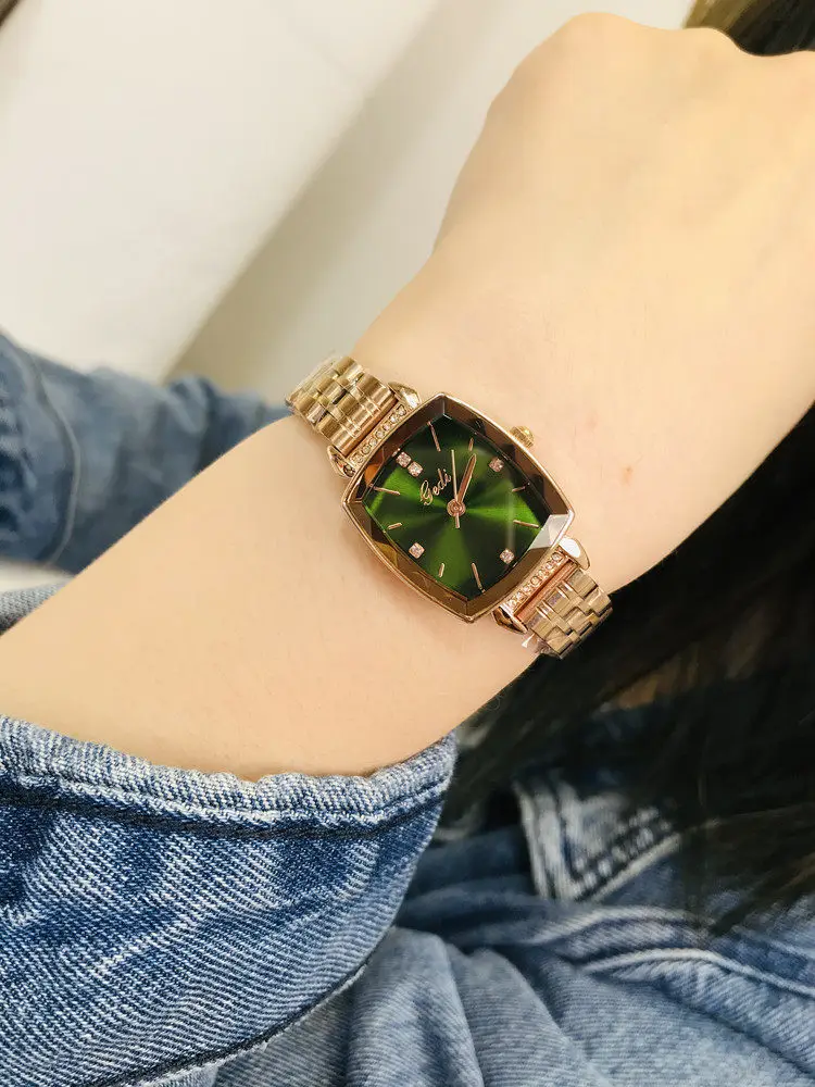 Женские часы с маленьким зеленым циферблатом, новая модель 2026 года, маленькие квадратные часы, простые и элегантные, винтажный стиль, компактный стальной браслет, женские часы.
Женские часы с маленьким зеленым циферблатом, новая модель 2026 года, маленькие квадратные часы, простые и элегантные, винтажный стиль, компактный стальной браслет, женские часы.