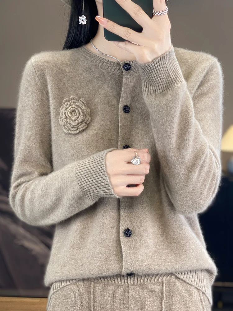 Women Wool Sweater O-neck Rose Decoration Simple Comfort Cardigan Autumn Winter 100% Merino Wool Knitwear Cashmere Coat
Women Wool Sweater O-neck Rose Decoration Simple Comfort Cardigan Autumn Winter 100% Merino Wool Knitwear Cashmere Coat