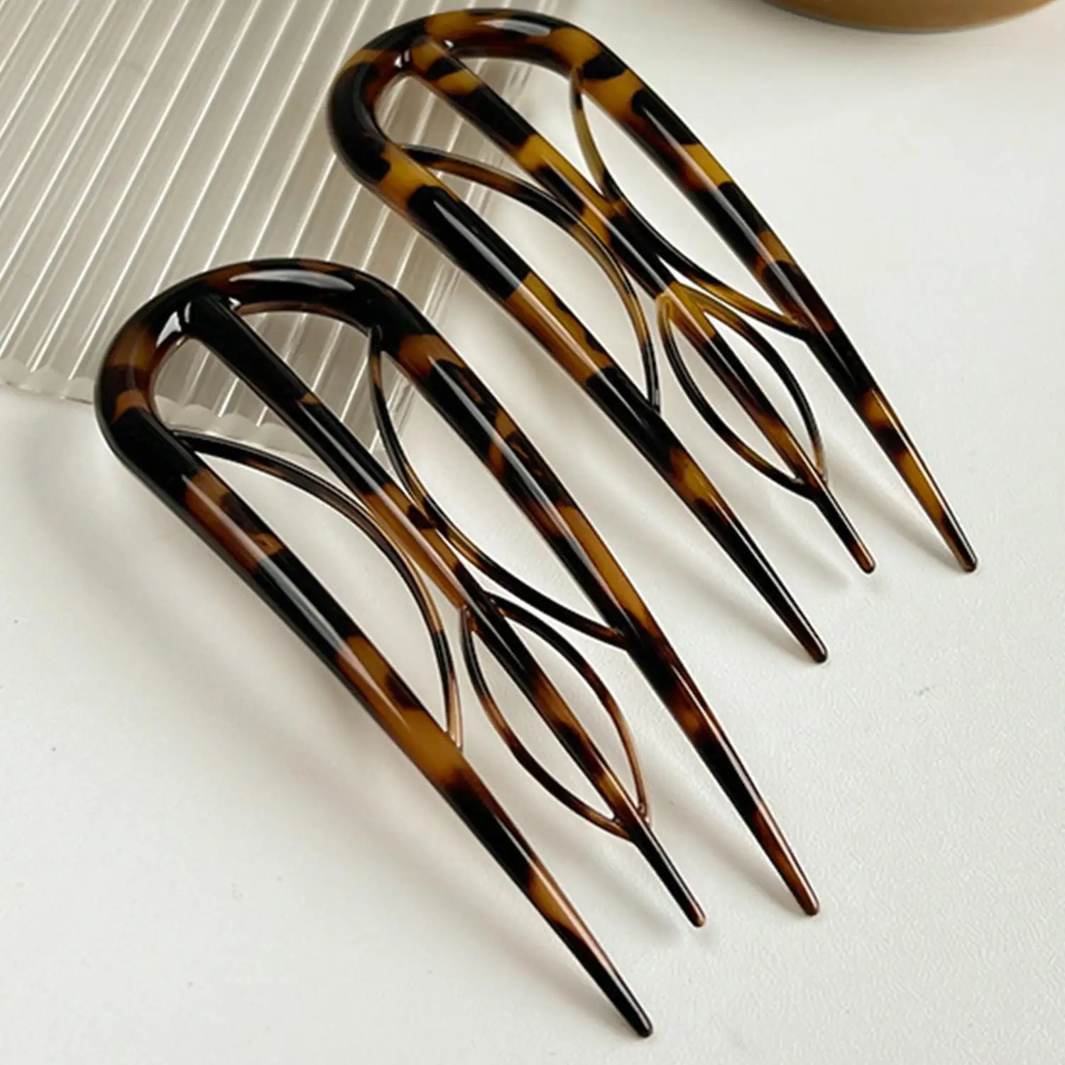 1Pc Women Hair Clip Pins Tortoiseshell Acetate Hair Sticks Minimalist U Shape Girls Hair Bun Maker Headwear Styling Tools
1Pc Women Hair Clip Pins Tortoiseshell Acetate Hair Sticks Minimalist U Shape Girls Hair Bun Maker Headwear Styling Tools