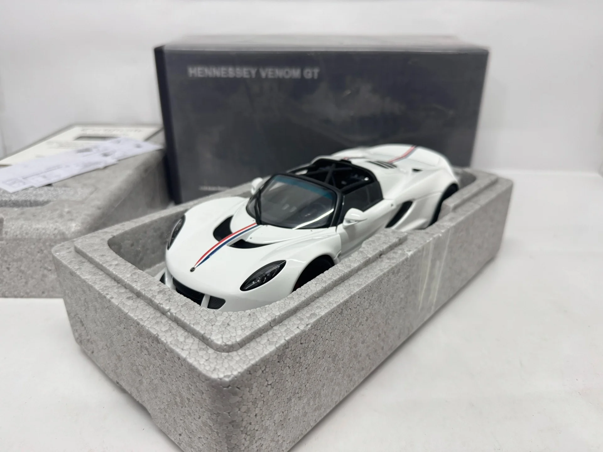 Autoart 1:18 Venom GT White Simulation Limited Edition All Open Alloy Metal Static Car Model Toy Gift
Autoart 1:18 Venom GT White Simulation Limited Edition All Open Alloy Metal Static Car Model Toy Gift