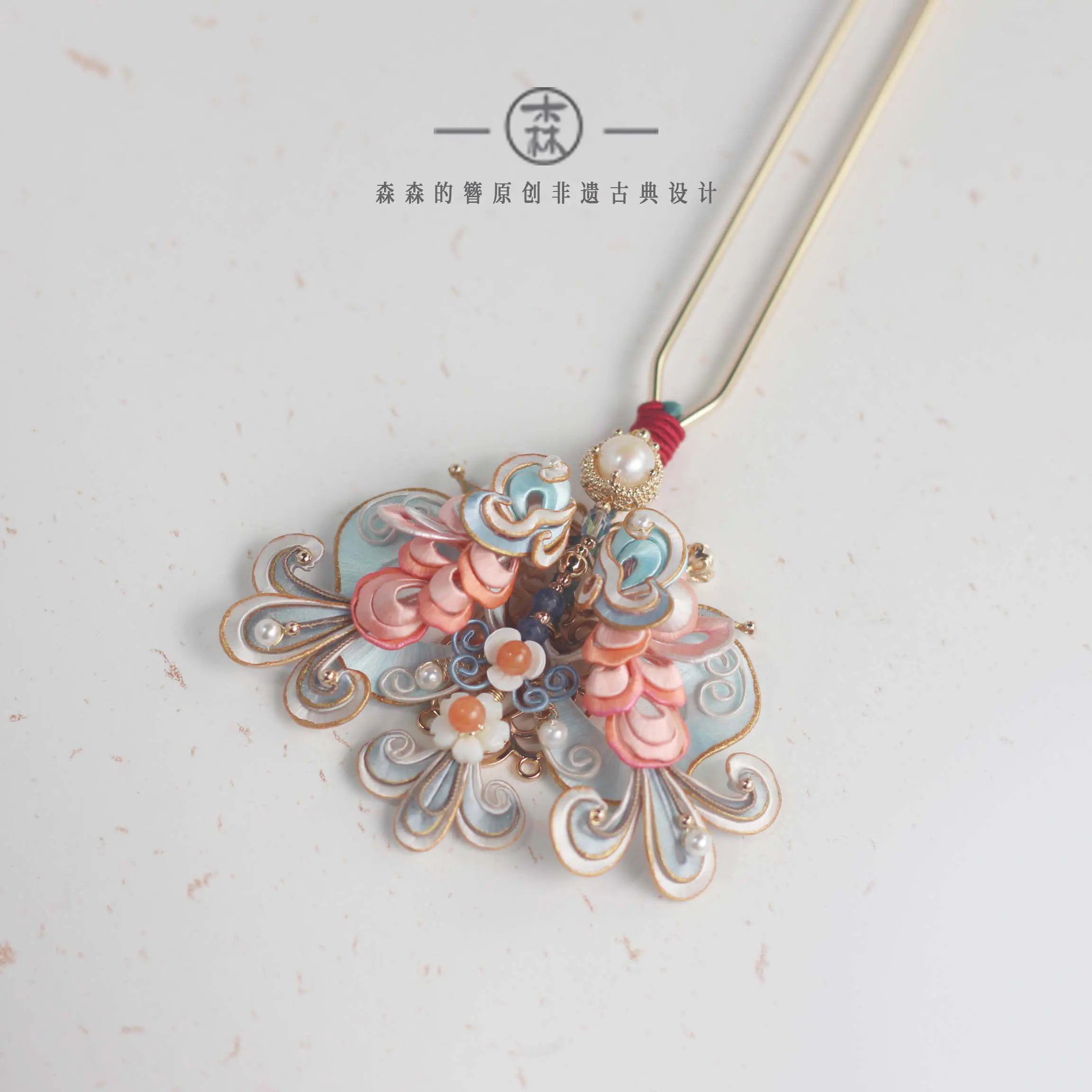 Double Fish Playing Pearl • Intangible Cultural Heritage Twisted Flower Hair Stick, Luxury Vintage Hair Accessory for Cheongsam
Double Fish Playing Pearl • Intangible Cultural Heritage Twisted Flower Hair Stick, Luxury Vintage Hair Accessory for Cheongsam