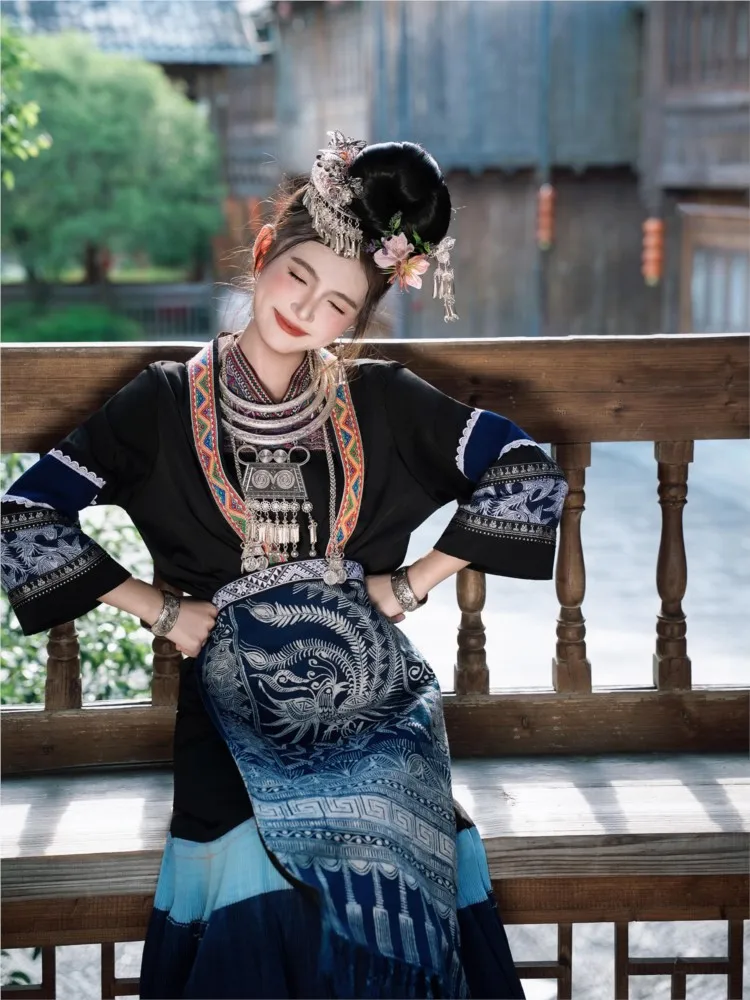Female batik black ethnic style pleated skirt dress exotic performance costume photography
Female batik black ethnic style pleated skirt dress exotic performance costume photography