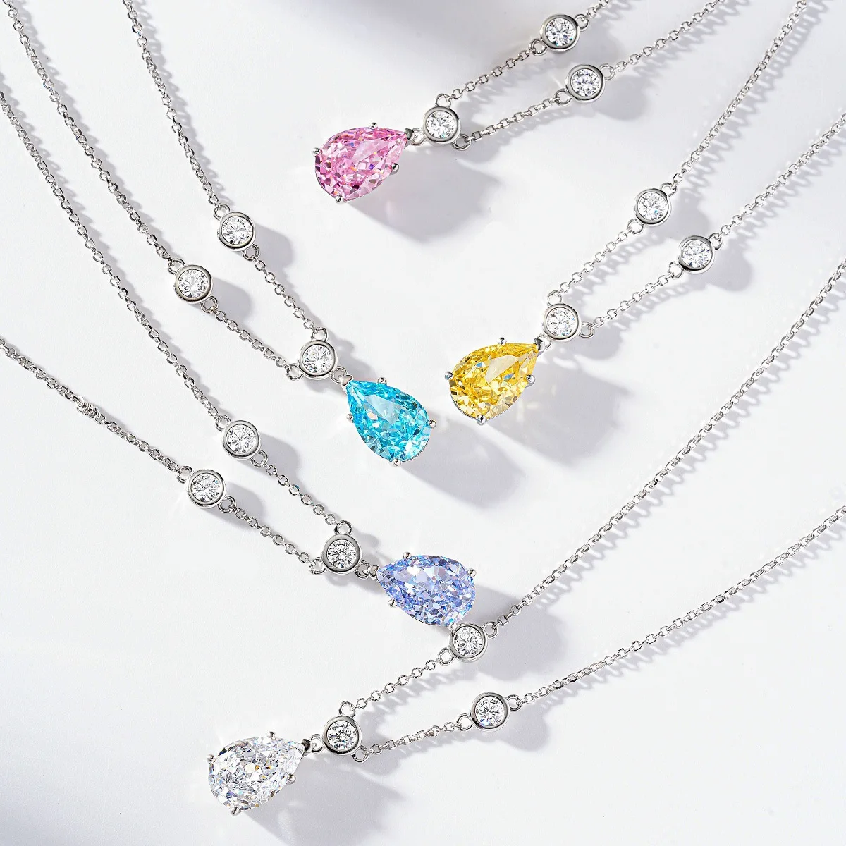 PT950 platinum necklace with a water-drop bubble pendant. Radiant Cut ice flower cut aquamarine necklace.
PT950 platinum necklace with a water-drop bubble pendant. Radiant Cut ice flower cut aquamarine necklace.