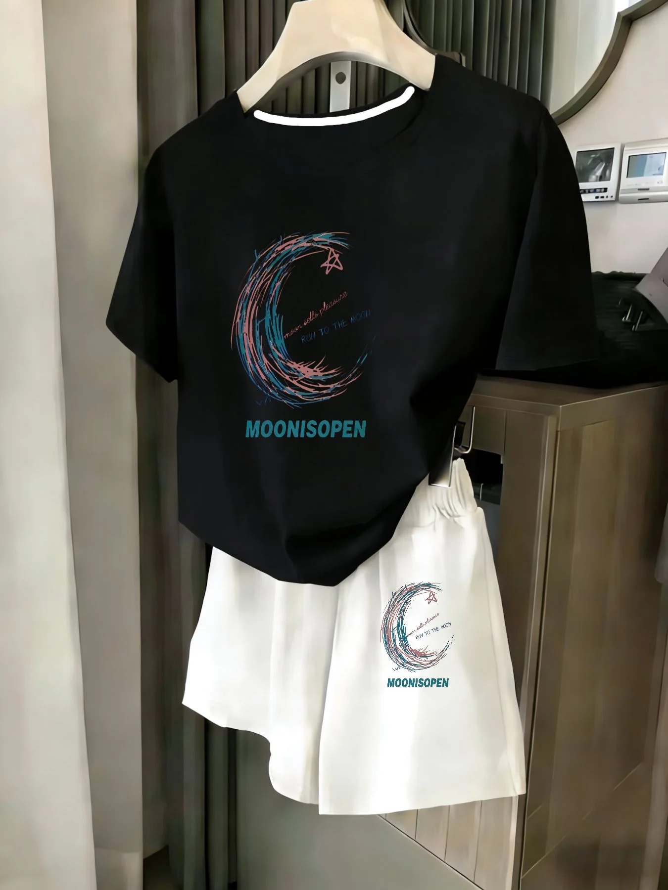 Ladies 2-Piece Set Summer Beach Vacation Casual round Neck Short Sleeve Random Print T-Shirt Elastic Waist Shorts Suit Comfortab
Ladies 2-Piece Set Summer Beach Vacation Casual round Neck Short Sleeve Random Print T-Shirt Elastic Waist Shorts Suit Comfortab