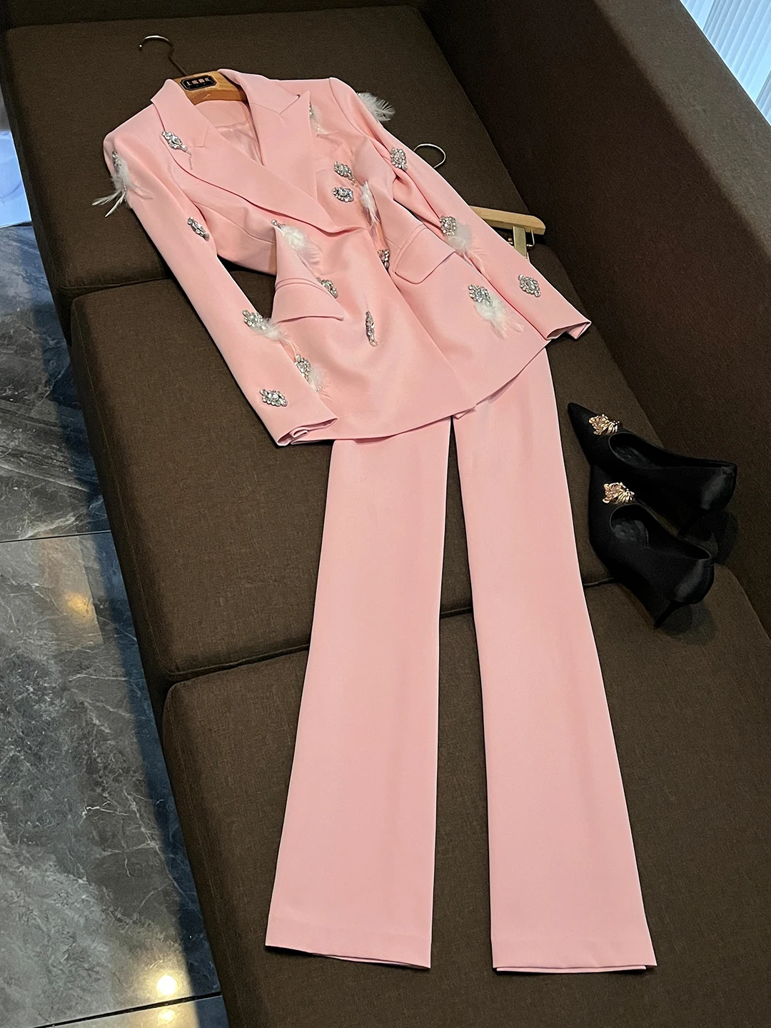 Pink Slim Fit Suit Set for Women Spring 2026 Feather Micro Flare Pants Two Piece Set Rhinestone Embellished Business Casual
Pink Slim Fit Suit Set for Women Spring 2026 Feather Micro Flare Pants Two Piece Set Rhinestone Embellished Business Casual