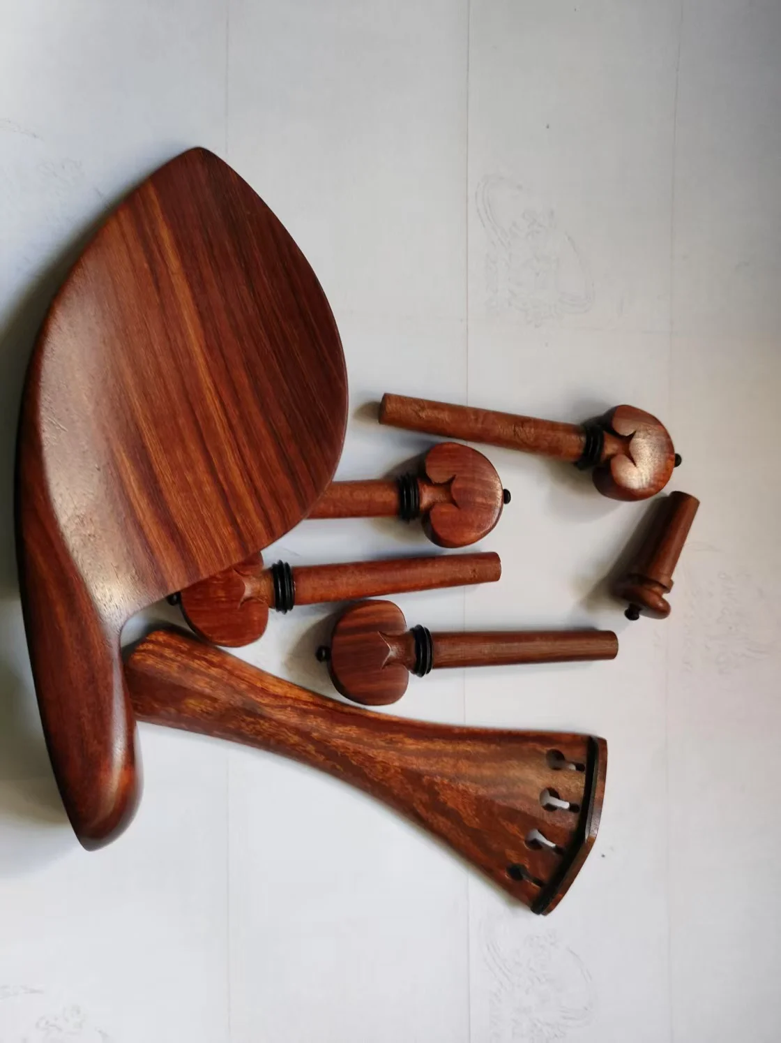 1 Set Rose Wood Violin Parts with Ebony Collar 4/4 Hill Style Tail Piece Chin Rest with or without Screw
1 Set Rose Wood Violin Parts with Ebony Collar 4/4 Hill Style Tail Piece Chin Rest with or without Screw
