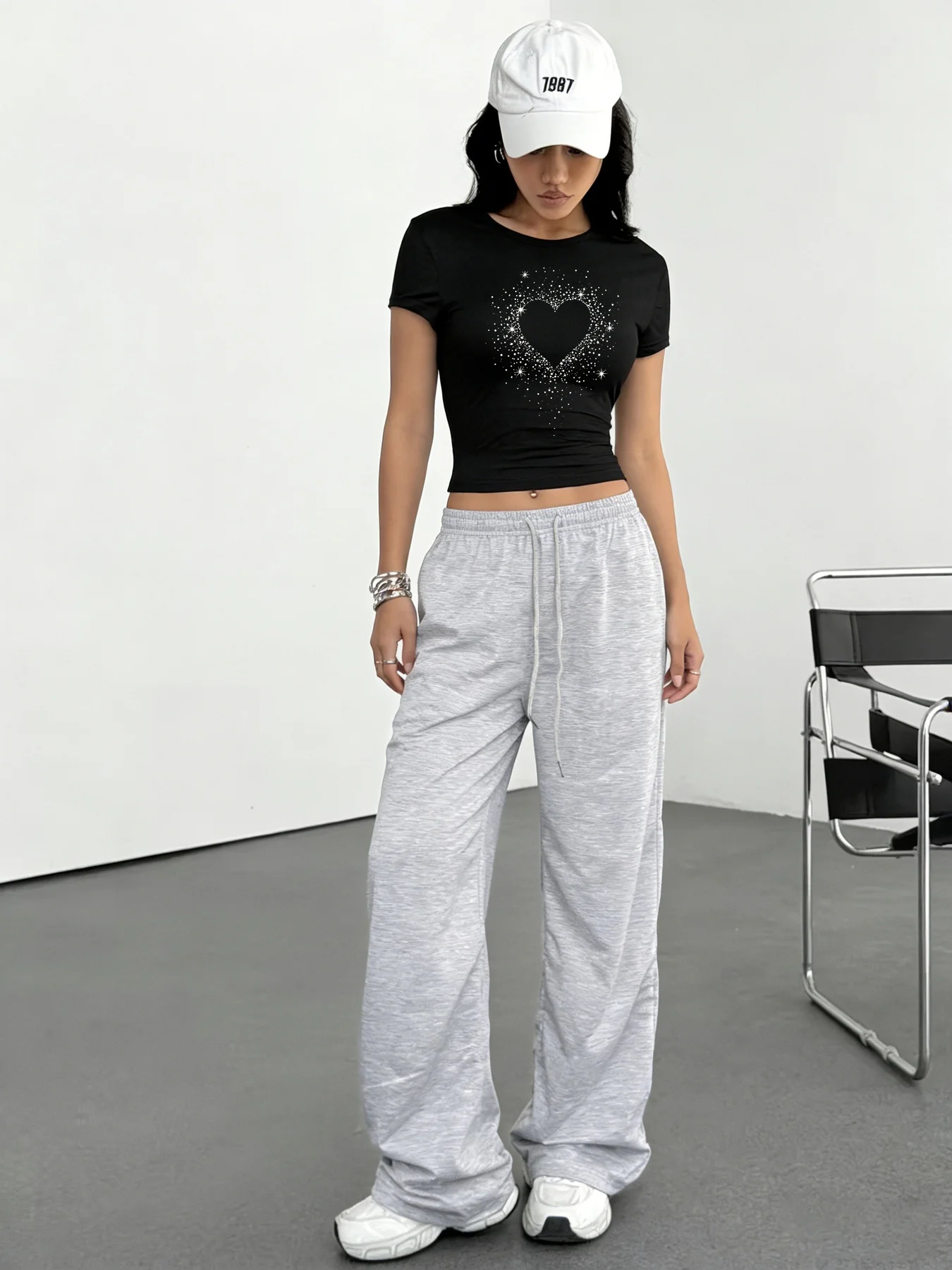 Fashionable, casual, cool, niche design, heart-shaped print, short, slim-fitting black T-shirt + smooth gray wide-leg pants
Fashionable, casual, cool, niche design, heart-shaped print, short, slim-fitting black T-shirt + smooth gray wide-leg pants