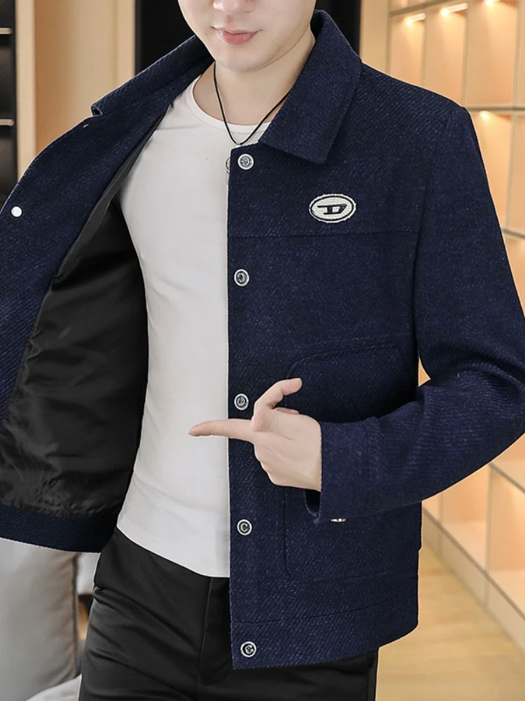 Мужская повседневная молодежная куртка весна 2025: новая модель в корейском стиле с вышитым логотипом, приталенный крой, городской стиль, полиэстер/нейлон
Мужская повседневная молодежная куртка весна 2025: новая модель в корейском стиле с вышитым логотипом, приталенный крой, городской стиль, полиэстер/нейлон