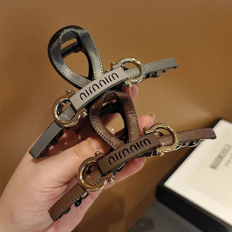 Temperament Leather High-end Grip Clip Large Shark Clip New Hair Clip Women's Light Luxury Fashion Plate Hair Clip
Temperament Leather High-end Grip Clip Large Shark Clip New Hair Clip Women's Light Luxury Fashion Plate Hair Clip