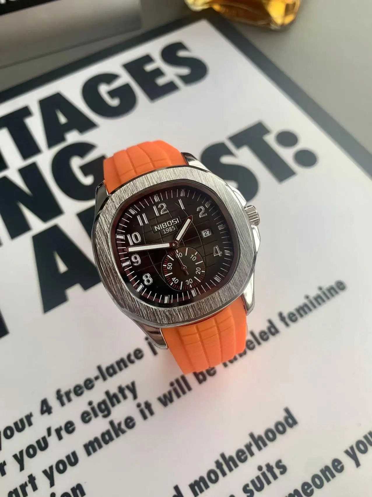 Retro square watch men's personalized sports and leisure silicone, luminous European and American quartz watch fashionable men
Retro square watch men's personalized sports and leisure silicone, luminous European and American quartz watch fashionable men