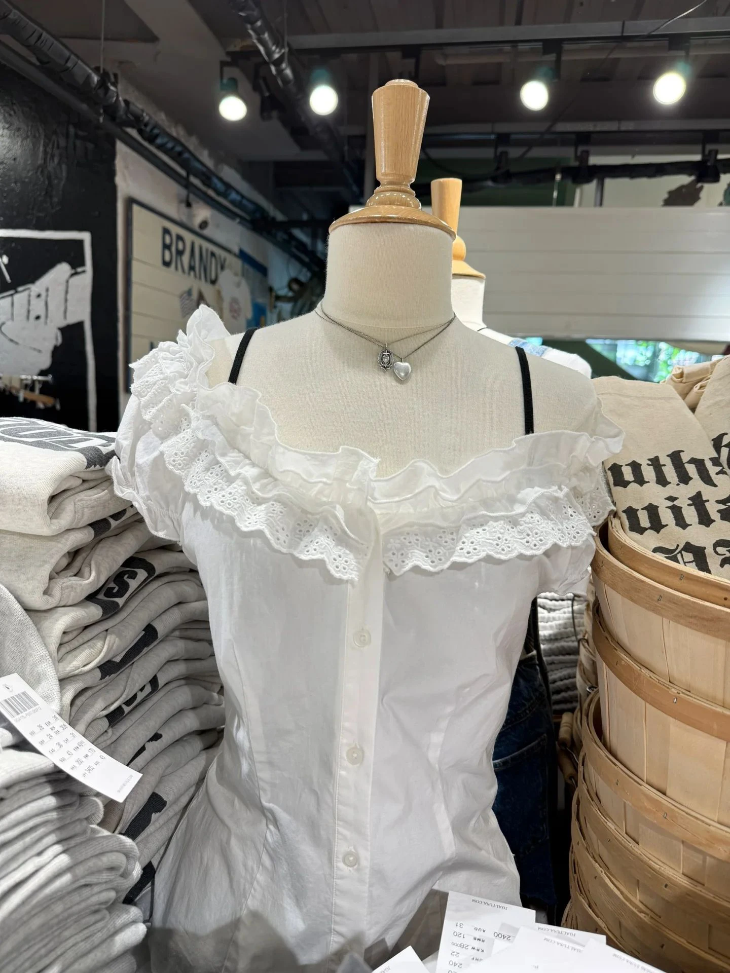 Белая ажурная блузка с вышивкой, женская футболка с рюшами и открытыми плечами, однобортные футболки, летняя милая рубашка в консервативном стиле, топы
Белая ажурная блузка с вышивкой, женская футболка с рюшами и открытыми плечами, однобортные футболки, летняя милая рубашка в консервативном стиле, топы