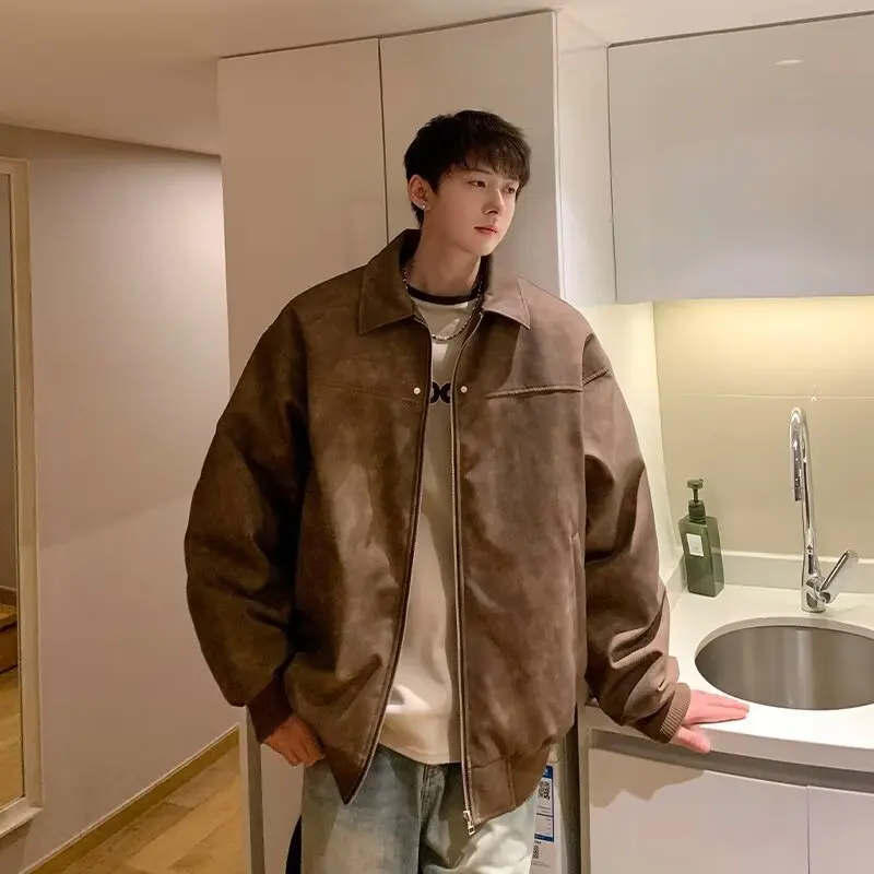 Мужская куртка-пилот в американском ретро-стиле из искусственной кожи с заклепками, утепленная хлопковой подкладкой, свободного кроя, осенне-зимняя, коричневая, модный бренд
Мужская куртка-пилот в американском ретро-стиле из искусственной кожи с заклепками, утепленная хлопковой подкладкой, свободного кроя, осенне-зимняя, коричневая, модный бренд