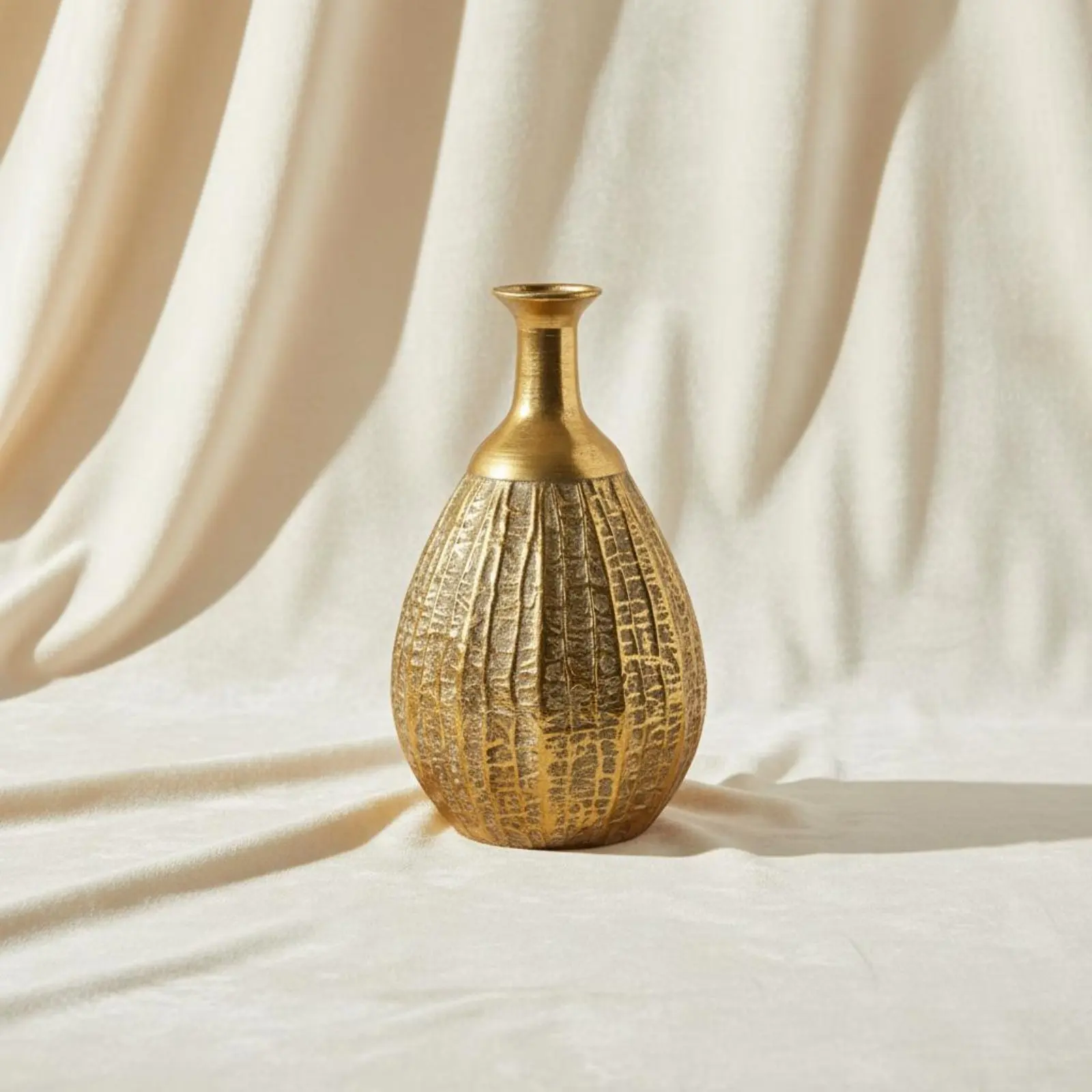 Antique Finish Flower Vase European Design Hammered Texture Vase for Mall Display
Antique Finish Flower Vase European Design Hammered Texture Vase for Mall Display