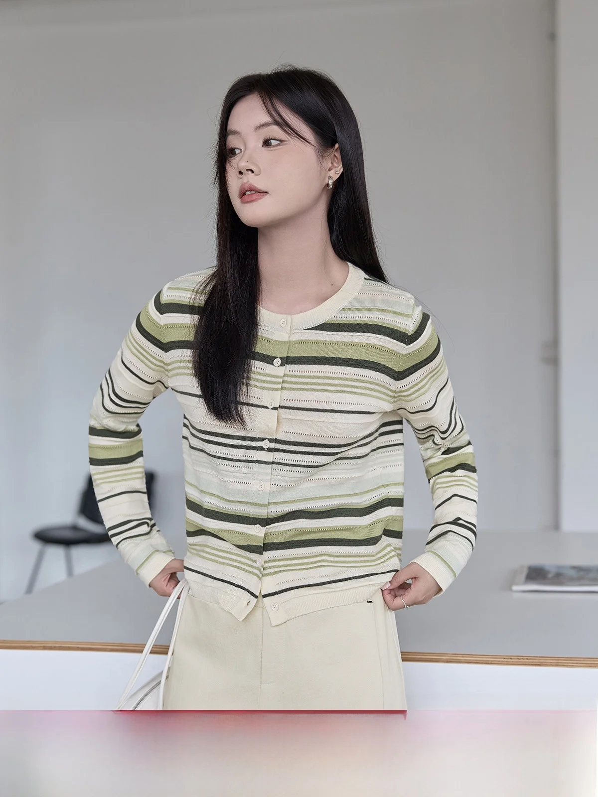 HuiXi Women's round Neck Striped Knitwear Hollow out Design Casual Style Long Sleeve Loose Fit Cardigan Autumn Winter New Arr...
HuiXi Women's round Neck Striped Knitwear Hollow out Design Casual Style Long Sleeve Loose Fit Cardigan Autumn Winter New Arr...