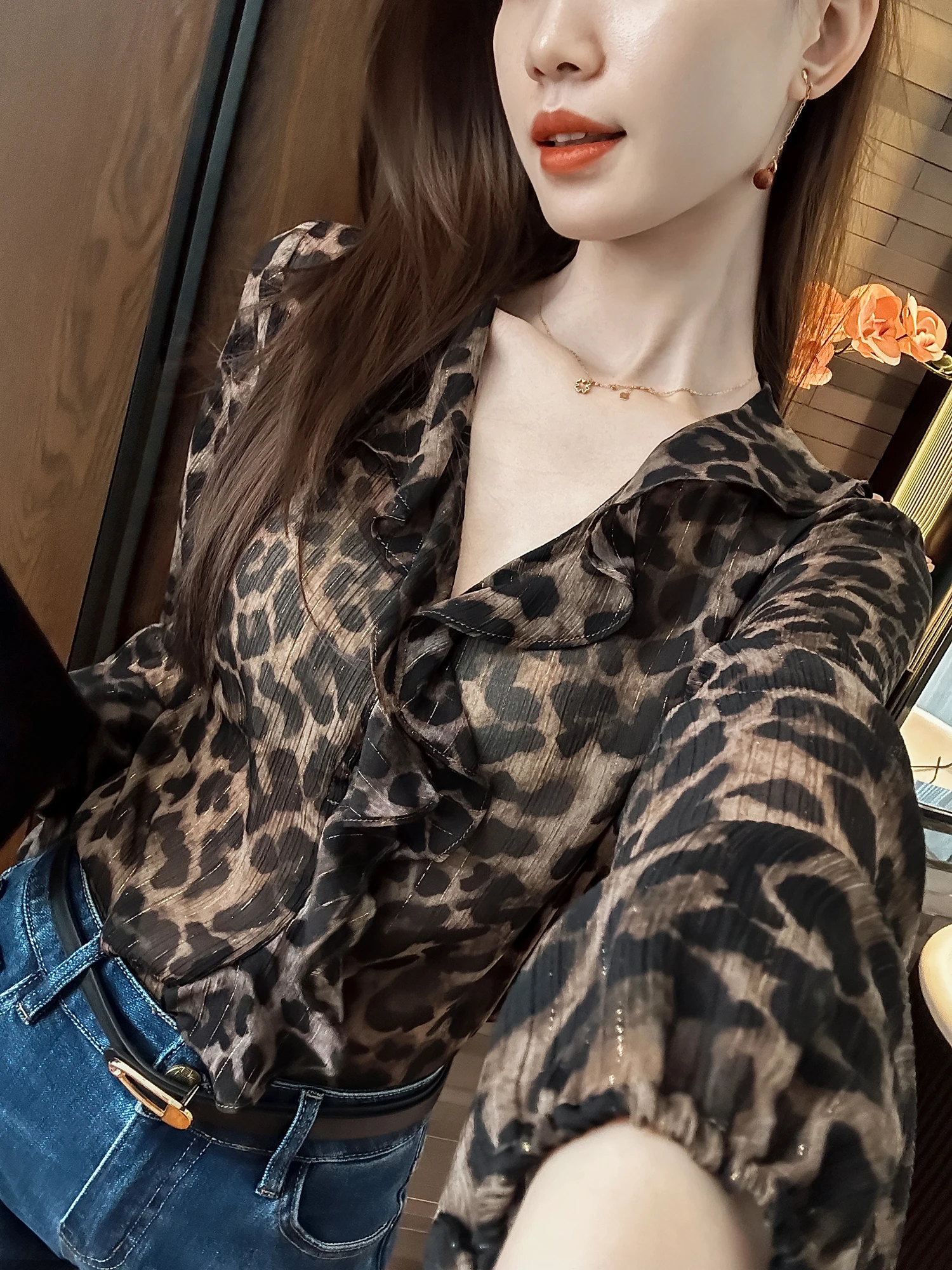 Женская повседневная блузка с леопардовым принтом и рукавами-колокол, кофейного цвета, в осеннем стиле
Женская повседневная блузка с леопардовым принтом и рукавами-колокол, кофейного цвета, в осеннем стиле