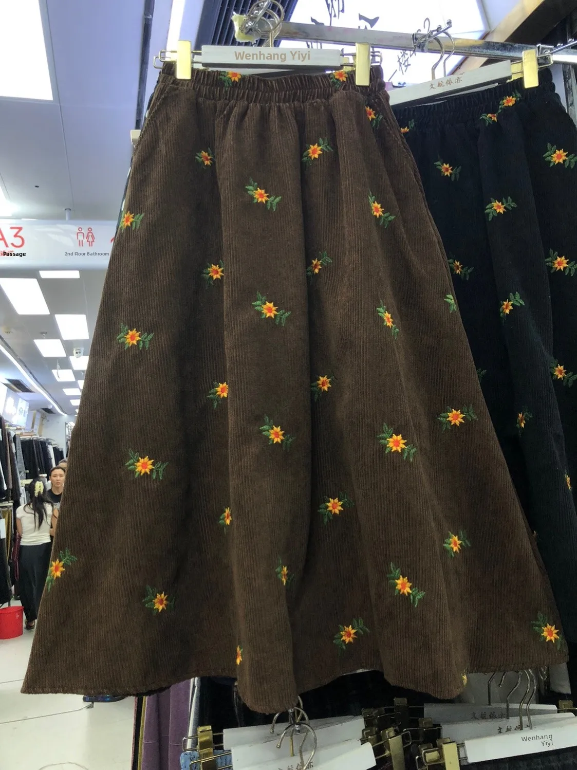 Винтажная японская вельветовая юбка с цветочным принтом, женская осенне-зимняя длинная юбка А-силуэта с высокой талией и карманами
Винтажная японская вельветовая юбка с цветочным принтом, женская осенне-зимняя длинная юбка А-силуэта с высокой талией и карманами