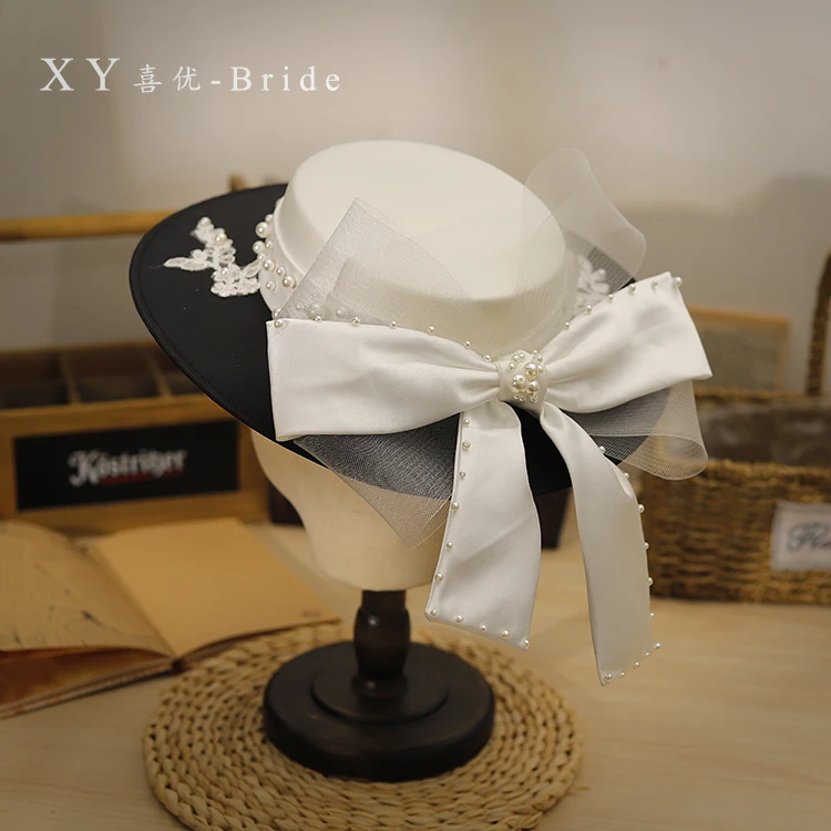 French Classic White Black Flat Fedora Hat Headwear Vintage Bow Pearls Applique Fedoras Large Wedding Hat Bride Photo Shoot Hats
French Classic White Black Flat Fedora Hat Headwear Vintage Bow Pearls Applique Fedoras Large Wedding Hat Bride Photo Shoot Hats