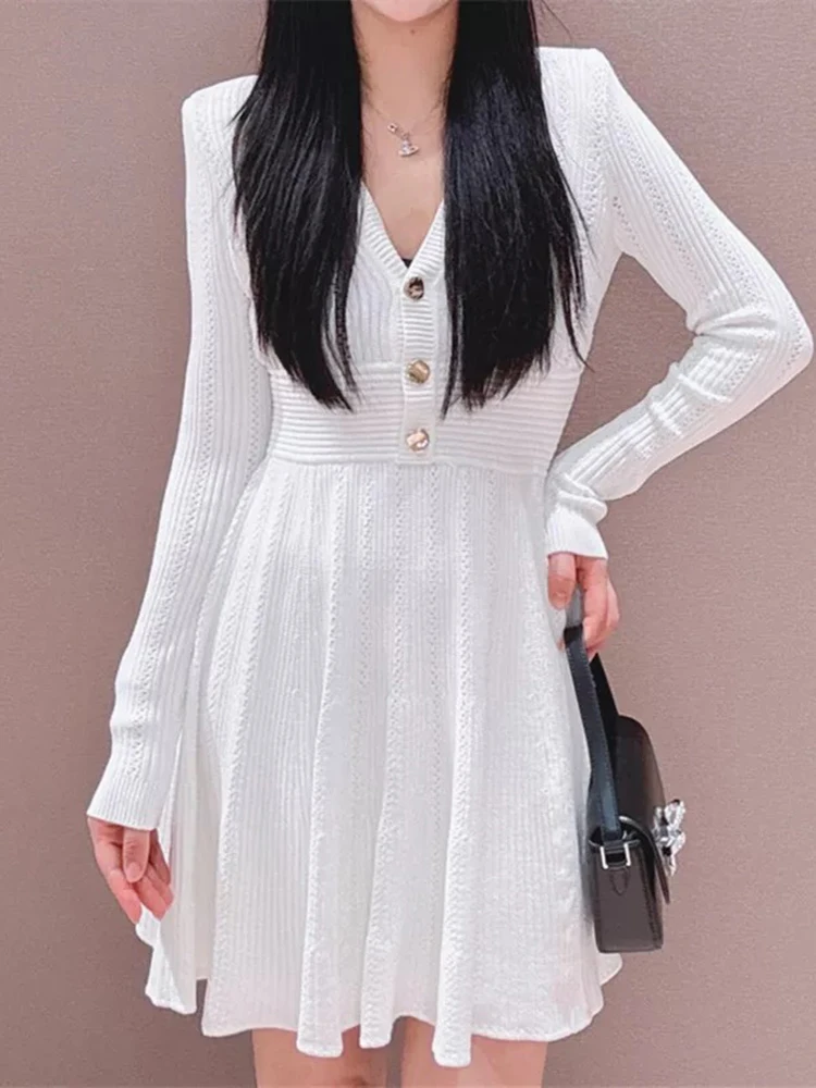 White V-neck knitted dresses temperament elegant A-line waist Slim long-sleeved women's dress 2024 Autumn New
White V-neck knitted dresses temperament elegant A-line waist Slim long-sleeved women's dress 2024 Autumn New