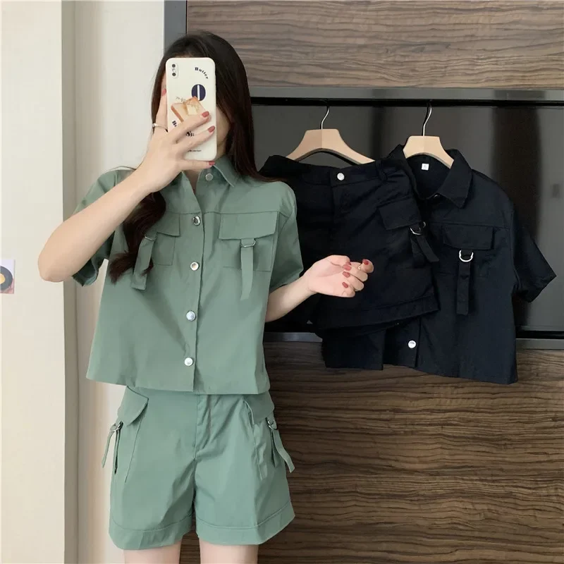 Новый спортивный костюм, повседневная мода, свободный однобортный топ с карманами, рубашка с отложным воротником, однотонные шорты, комплект из двух предметов 
Новый спортивный костюм, повседневная мода, свободный однобортный топ с карманами, рубашка с отложным воротником, однотонные шорты, комплект из двух предметов