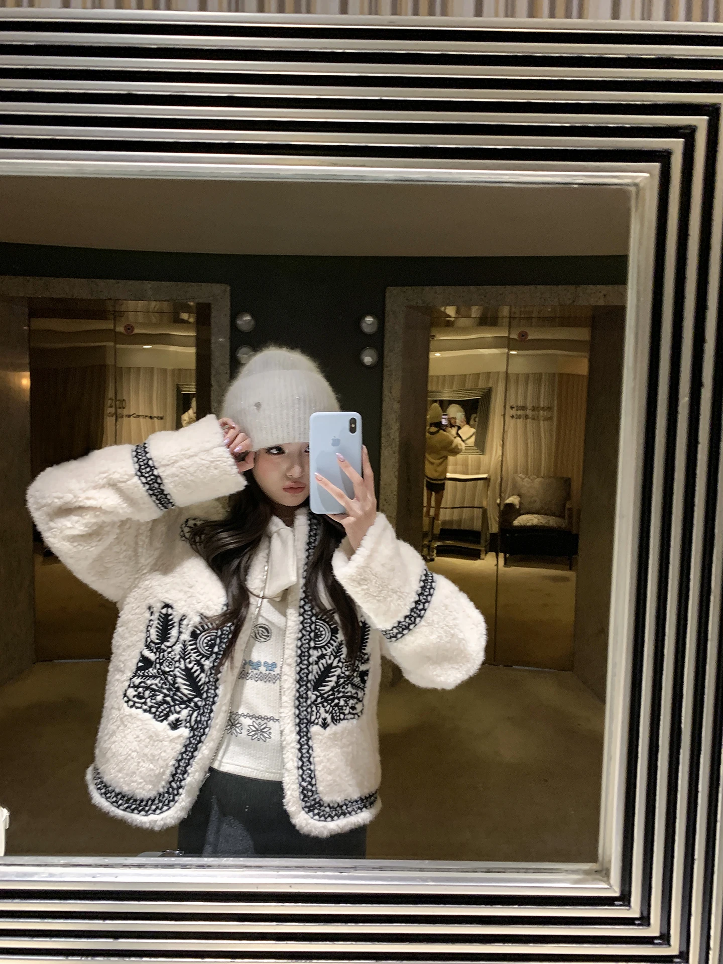 Thiened Casual Sle Women's Jaet Embroidered Design Lamb Fur Coat Loose Fit Winter Outerwear Earth Store Beige Tote
Thiened Casual Sle Women's Jaet Embroidered Design Lamb Fur Coat Loose Fit Winter Outerwear Earth Store Beige Tote